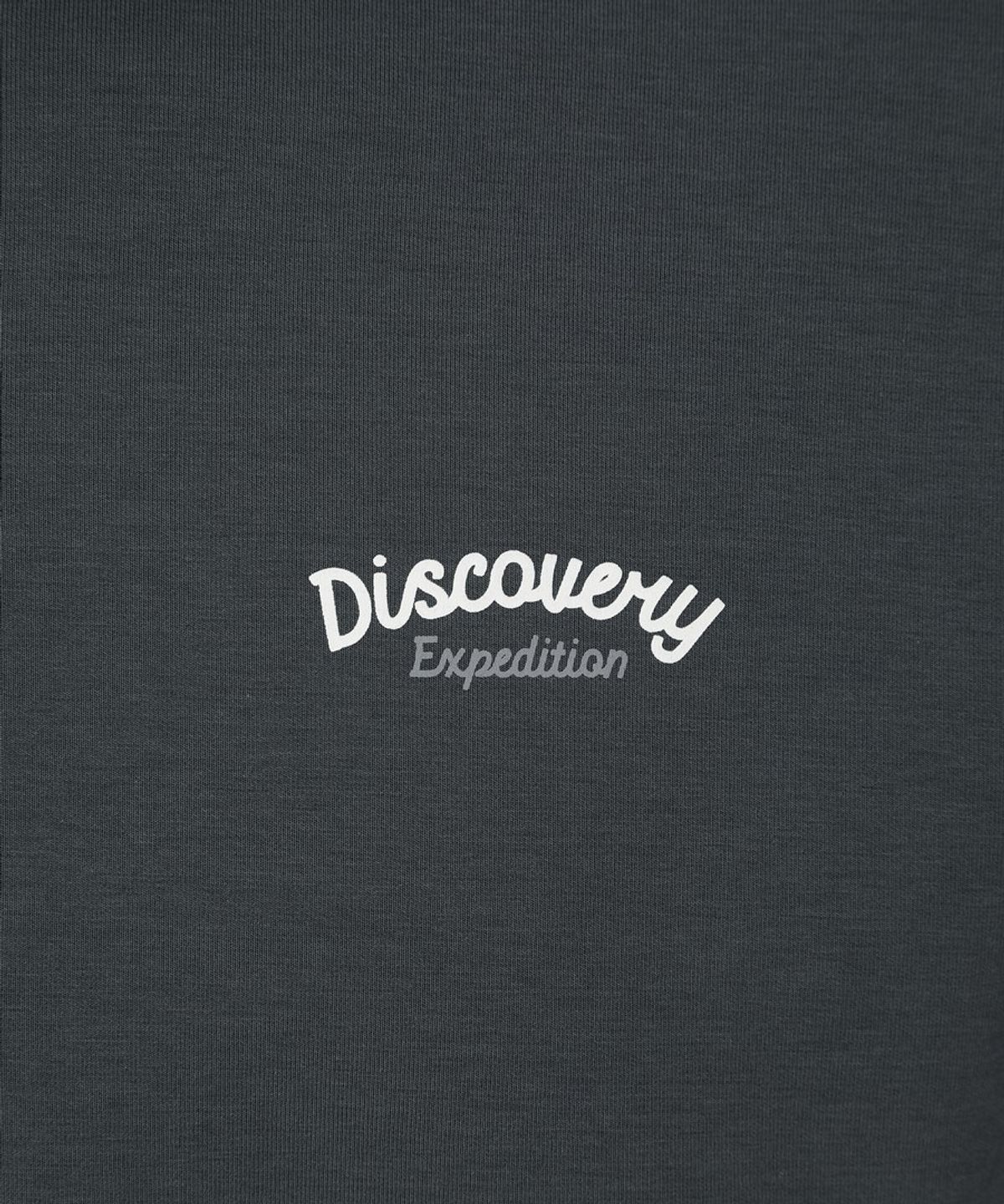 디스커버리 익스페디션(DISCOVERY EXPEDITION) 남성 스몰 그래픽 반집업 티셔츠 (D.GREY)