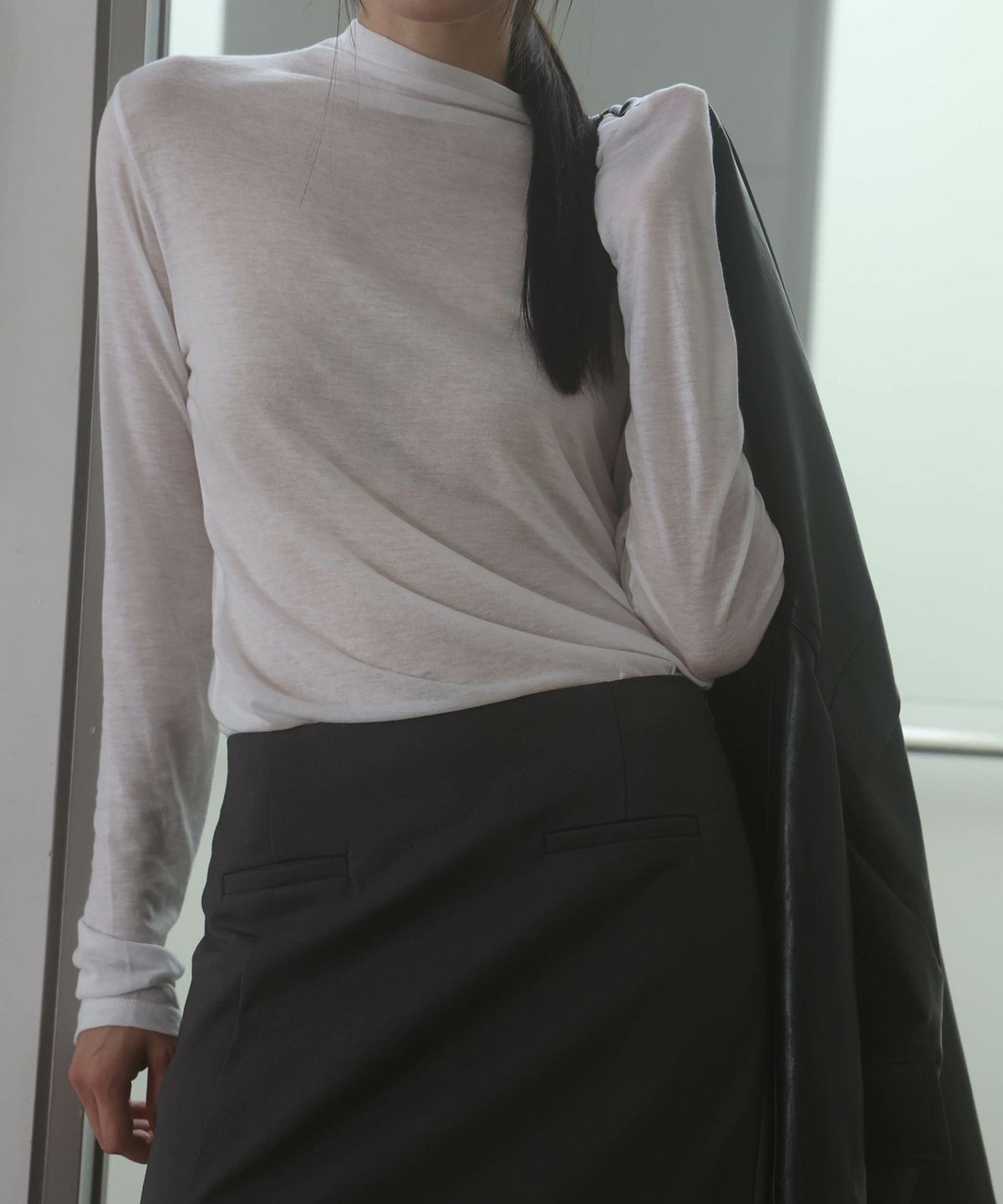 린테(LYNTE) Shadow Half Neck Top (Charcoal)