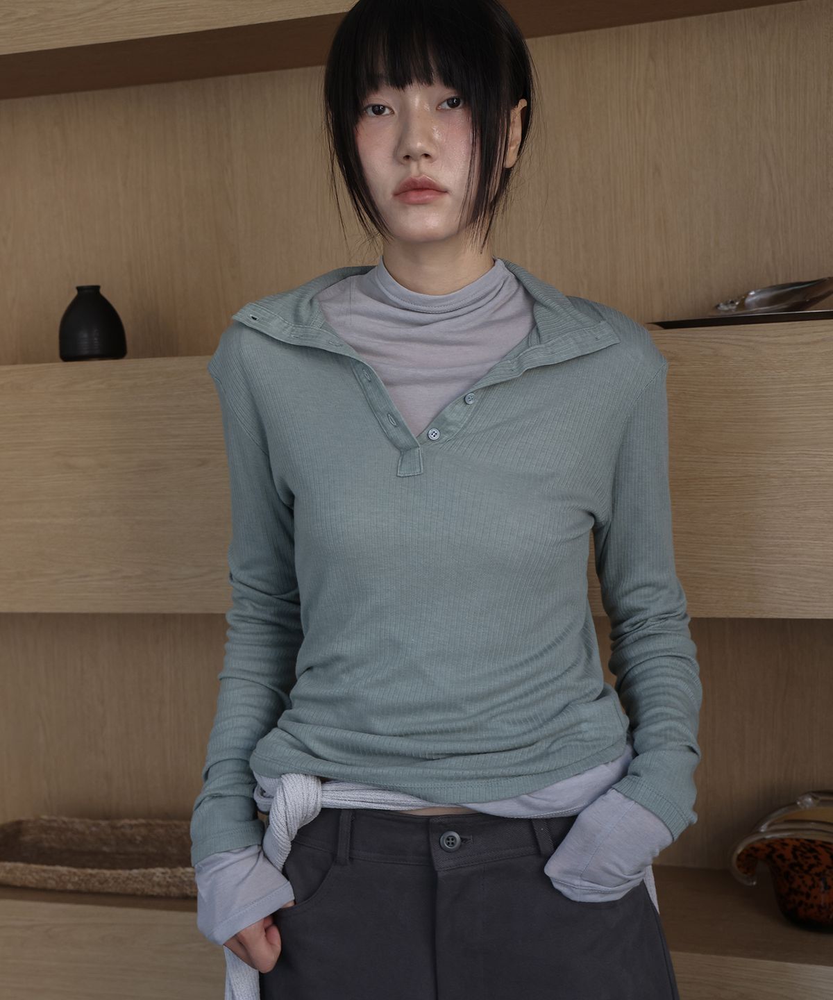 린테(LYNTE) Button High-Neck Top (Charcoal)