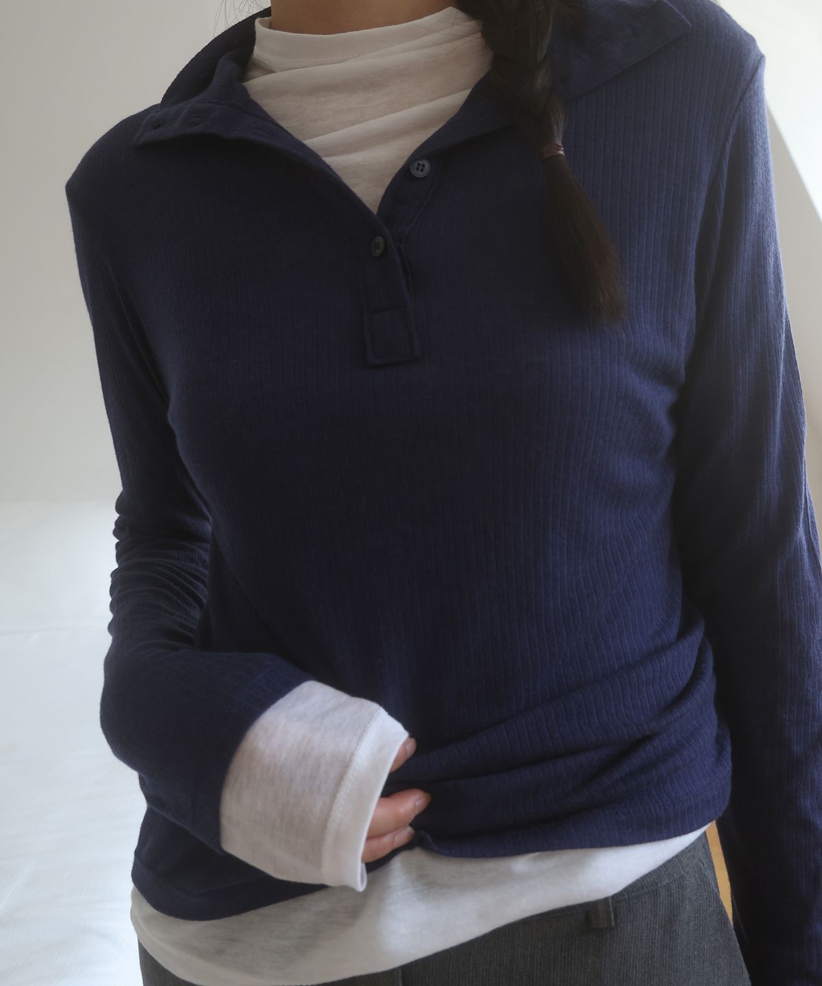 린테(LYNTE) Button High-Neck Top (Charcoal)
