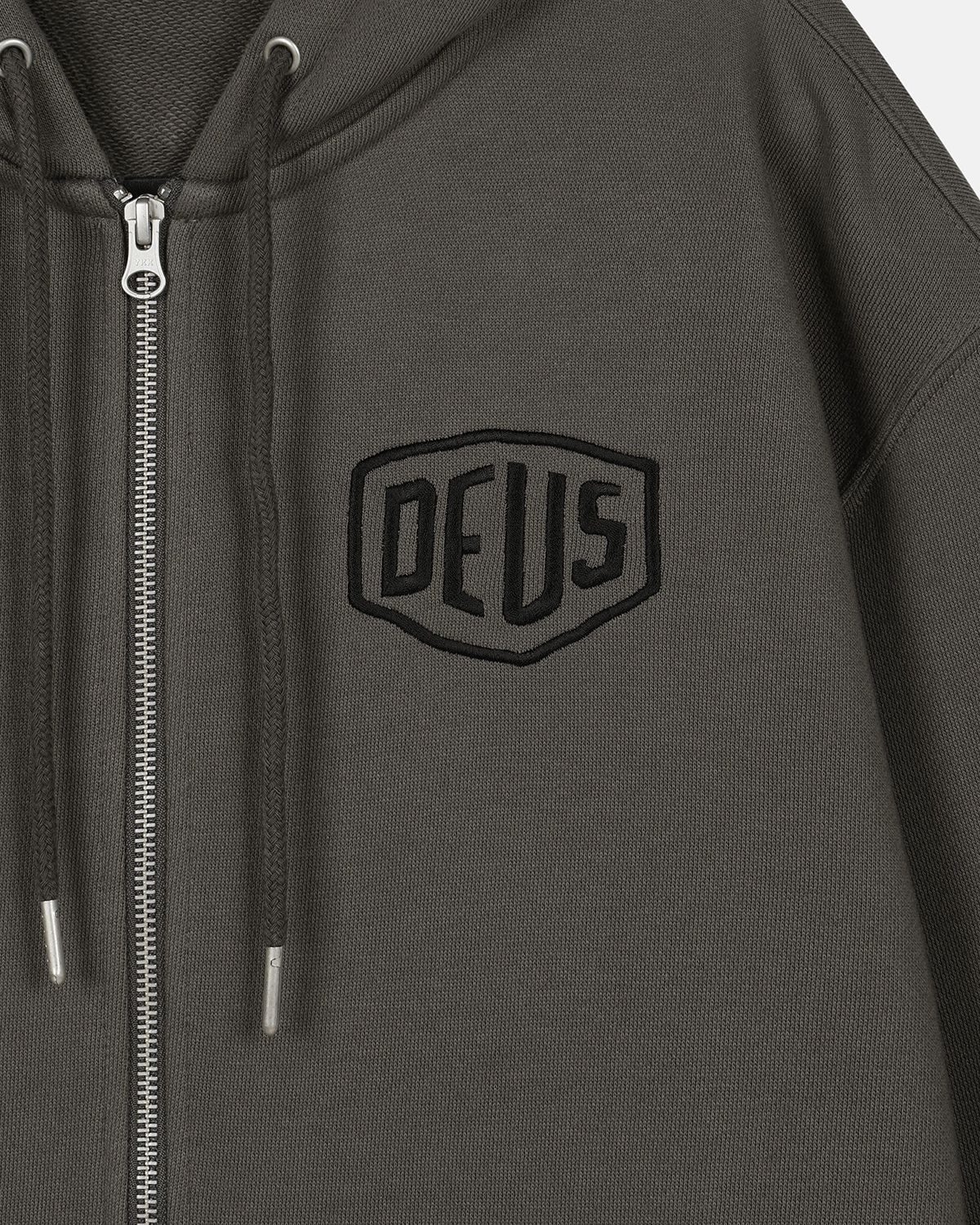 데우스 엑스 마키나(DEUS EX MACHINA) Seoul College Address Zip Hoodie_Charcoal