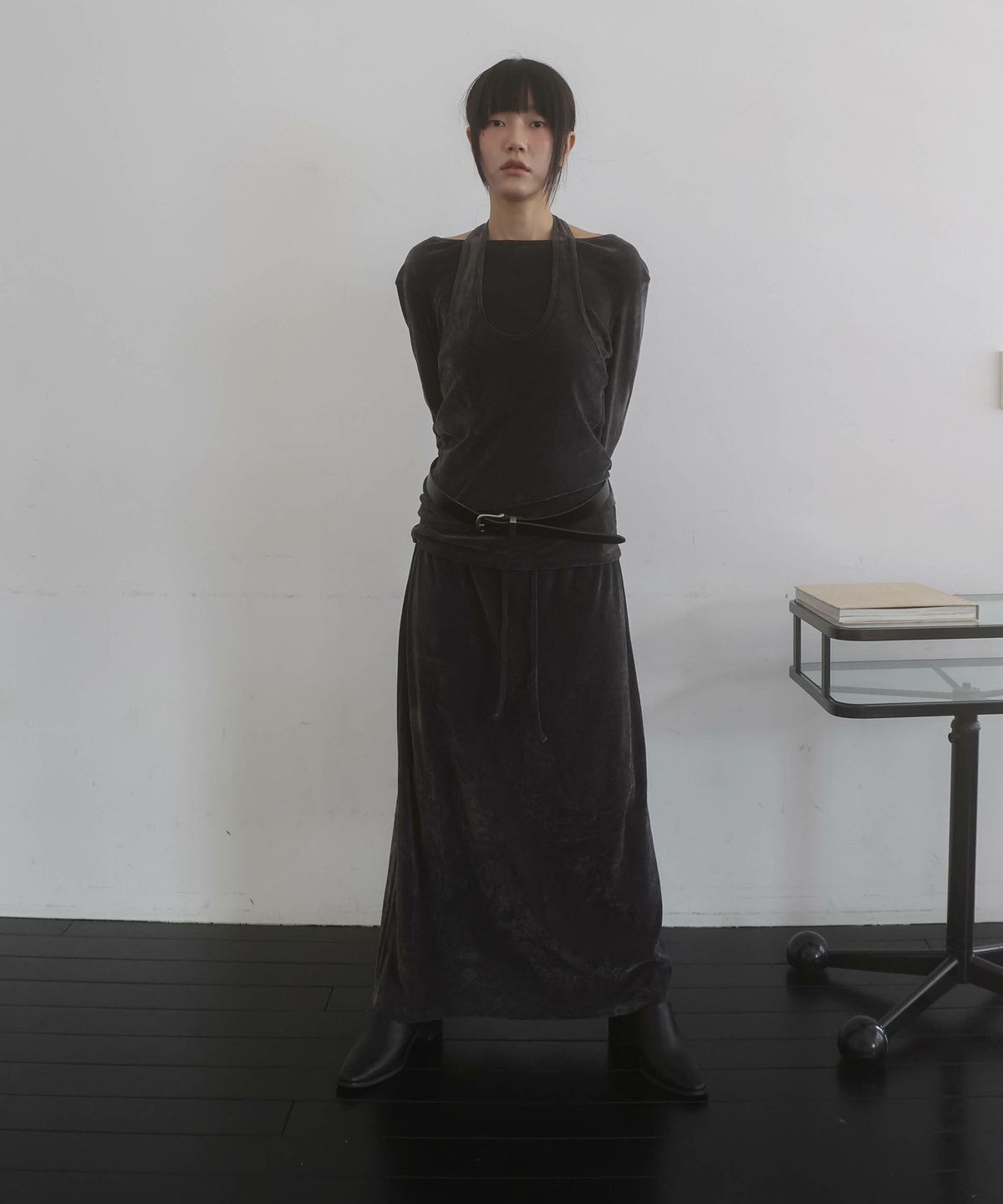 린테(LYNTE) Soft Velvet Skirt (Dark Gray)