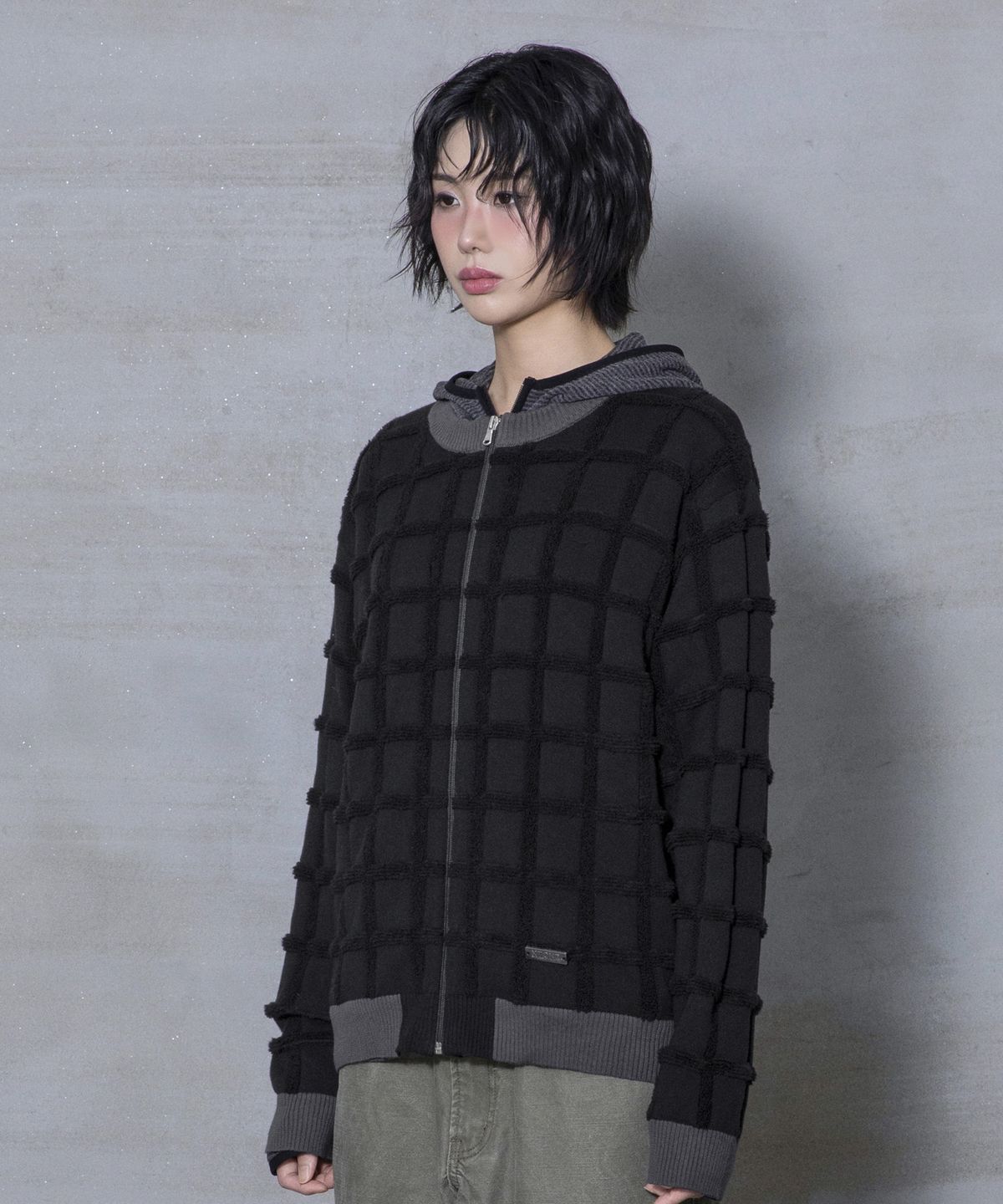 엑스톤즈(XTONZ) XTK185 투톤 스퀘어 크롭 니트 집업 (BLACK)
