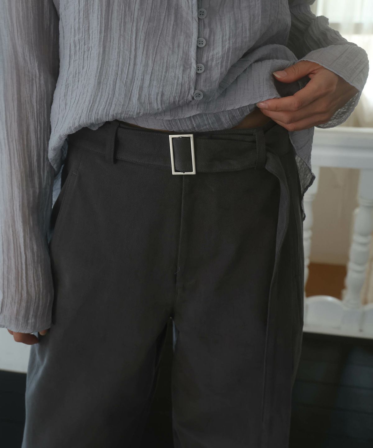 린테(LYNTE) Belted Curved Slacks (Black)