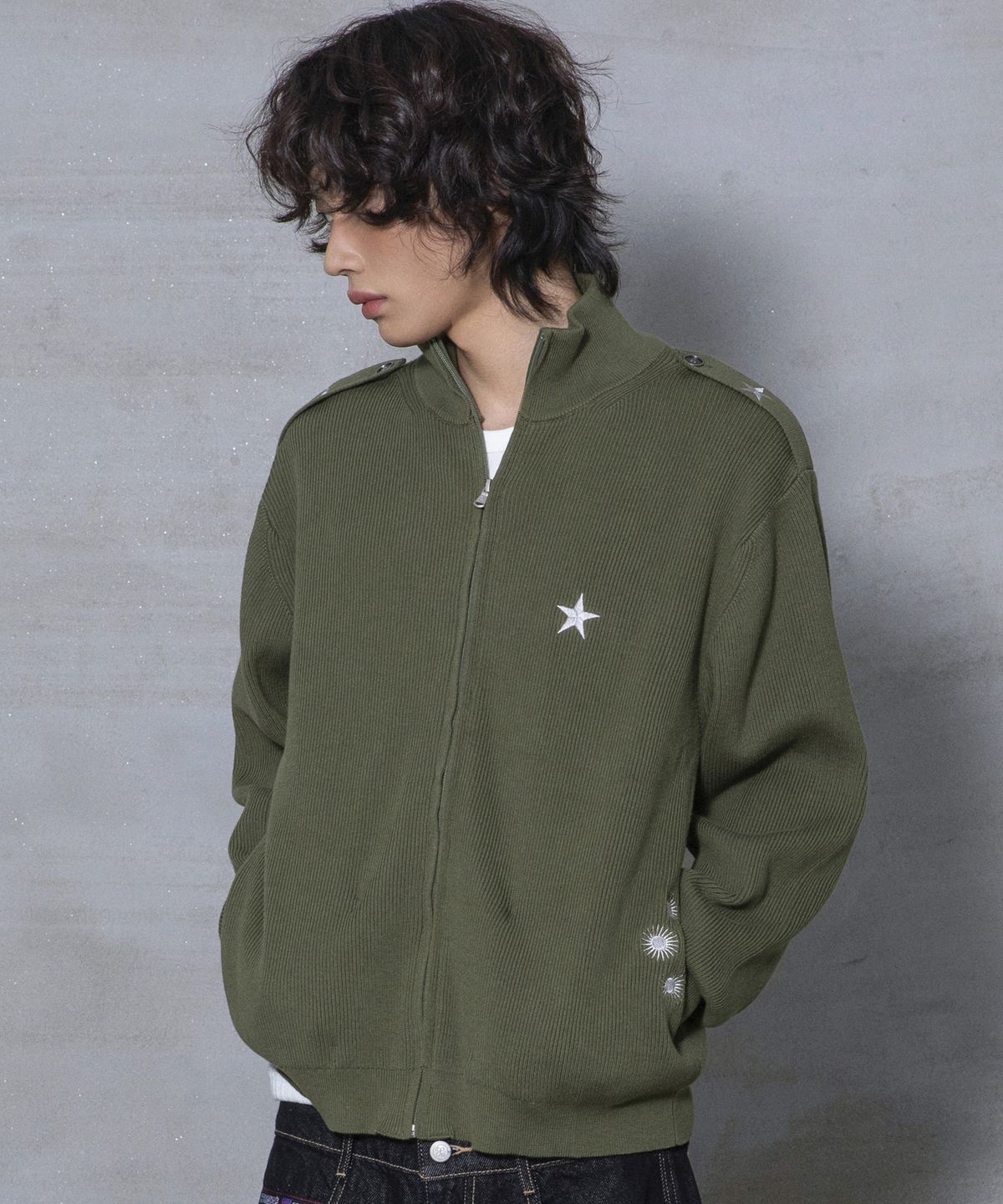 엑스톤즈(XTONZ) XTK183 숄더 탭 하이넥 크롭 니트 집업 (KHAKI)
