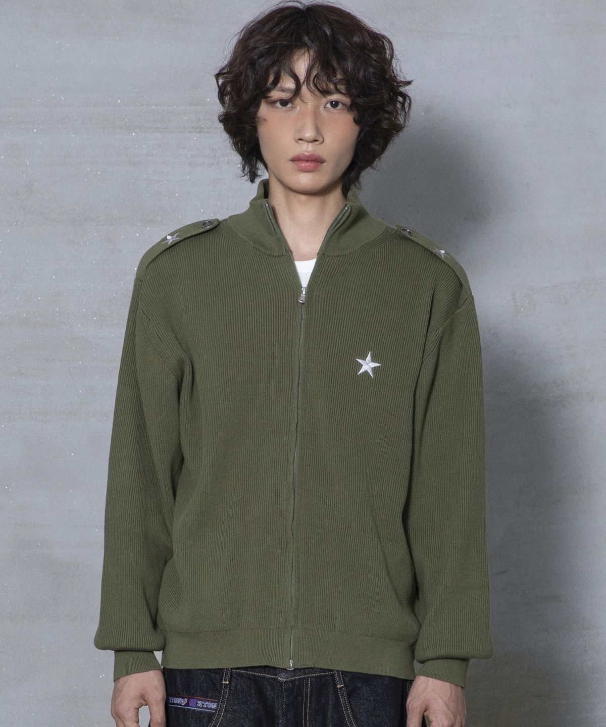 엑스톤즈(XTONZ) XTK183 숄더 탭 하이넥 크롭 니트 집업 (KHAKI)