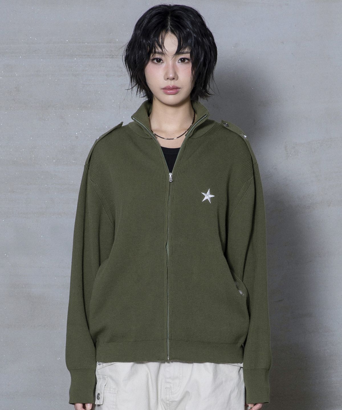 엑스톤즈(XTONZ) XTK183 숄더 탭 하이넥 크롭 니트 집업 (KHAKI)