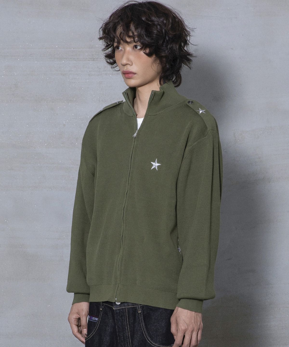 엑스톤즈(XTONZ) XTK183 숄더 탭 하이넥 크롭 니트 집업 (KHAKI)