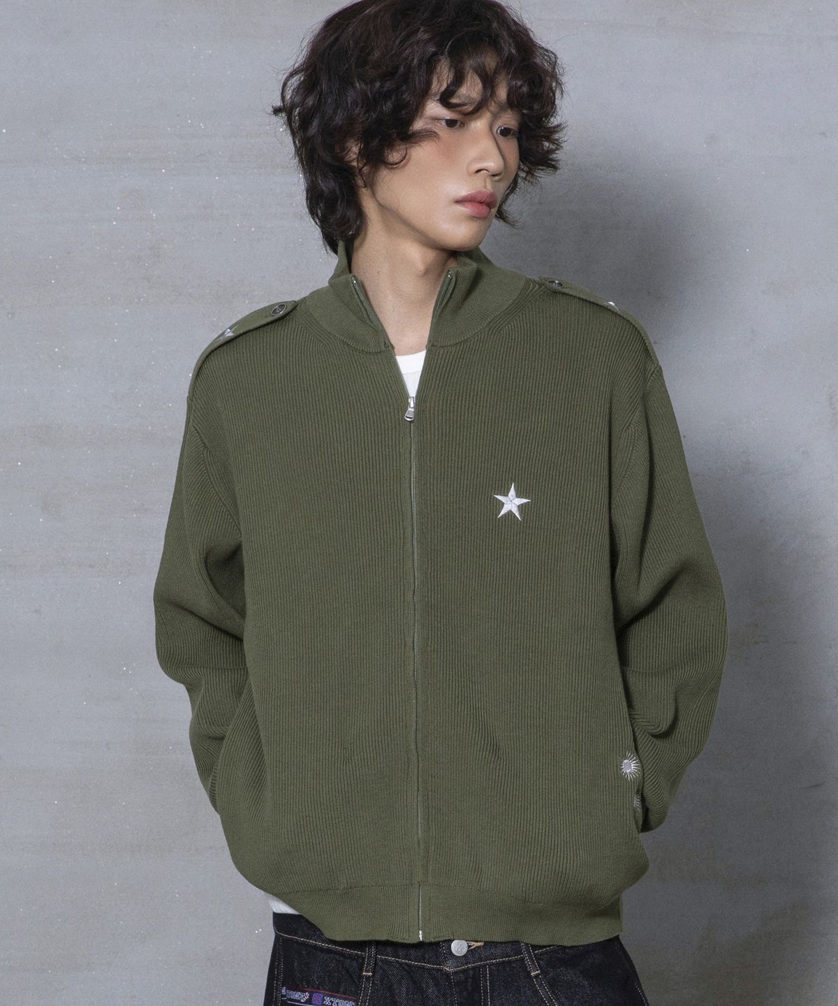 엑스톤즈(XTONZ) XTK183 숄더 탭 하이넥 크롭 니트 집업 (KHAKI)