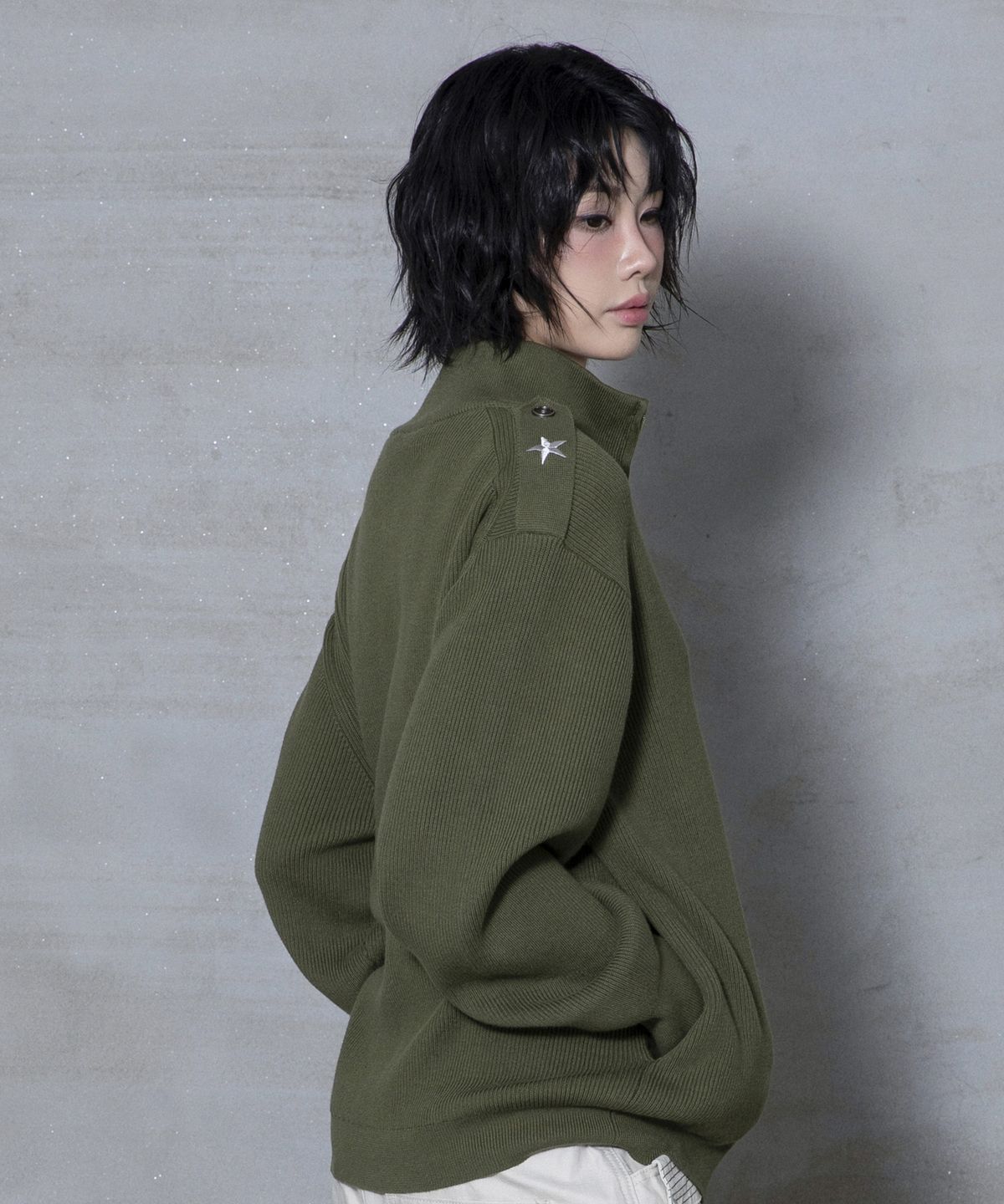 엑스톤즈(XTONZ) XTK183 숄더 탭 하이넥 크롭 니트 집업 (KHAKI)