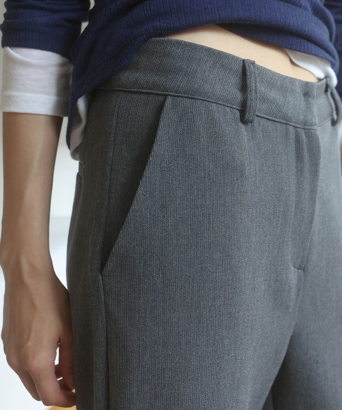 린테(LYNTE) Fine Textured Cropped Pants (Charcoal)