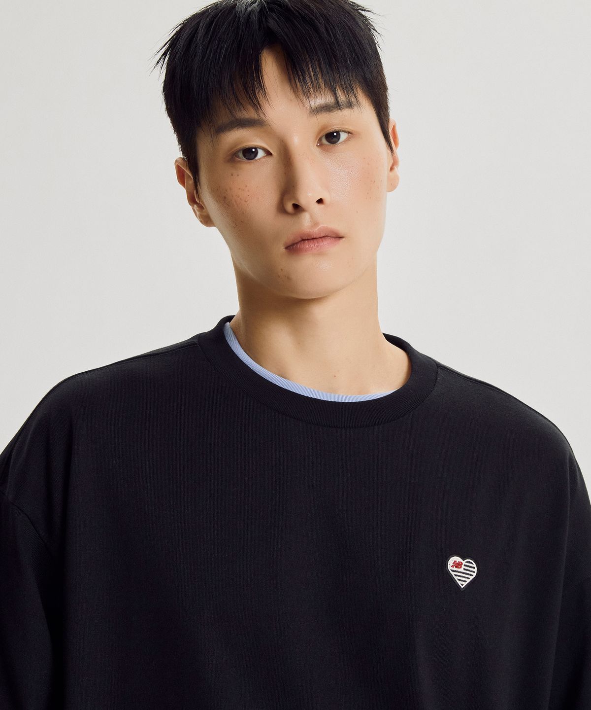 뉴발란스(NEW BALANCE) NBNCG4A013 / MINIMAL HEART COLLECTION 헤리티지 경량 맨투맨 (BLACK)