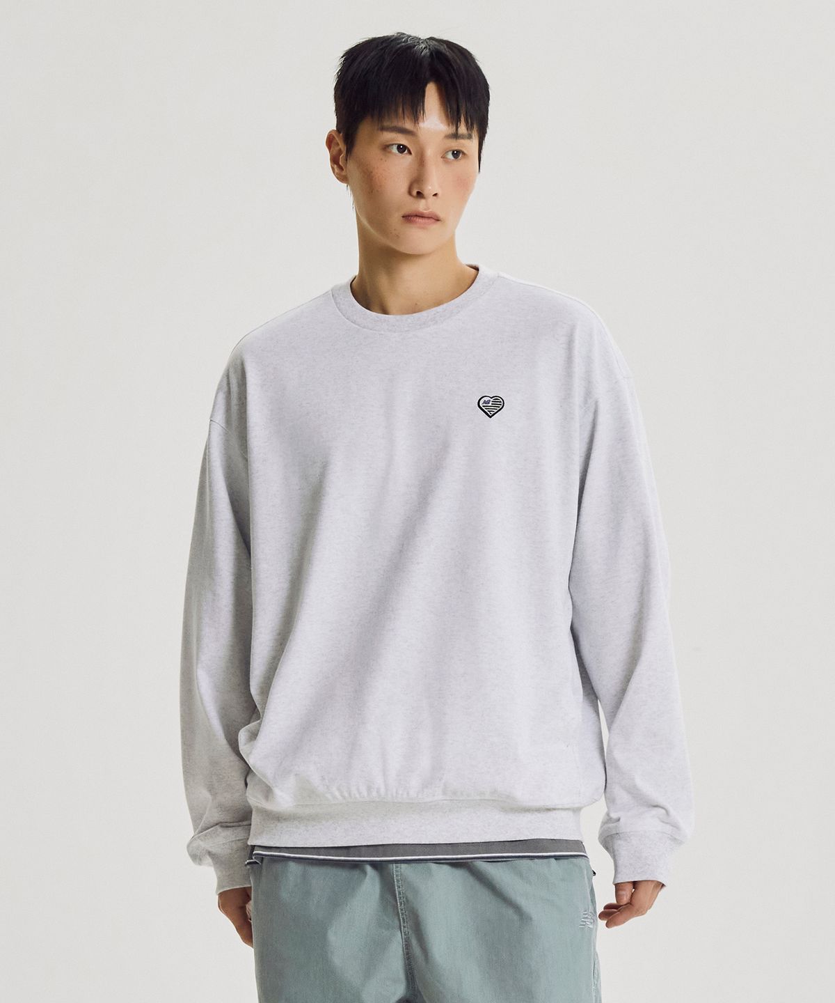 뉴발란스(NEW BALANCE) NBNCG4A013 / MINIMAL HEART COLLECTION 헤리티지 경량 맨투맨 (A/GRAY)