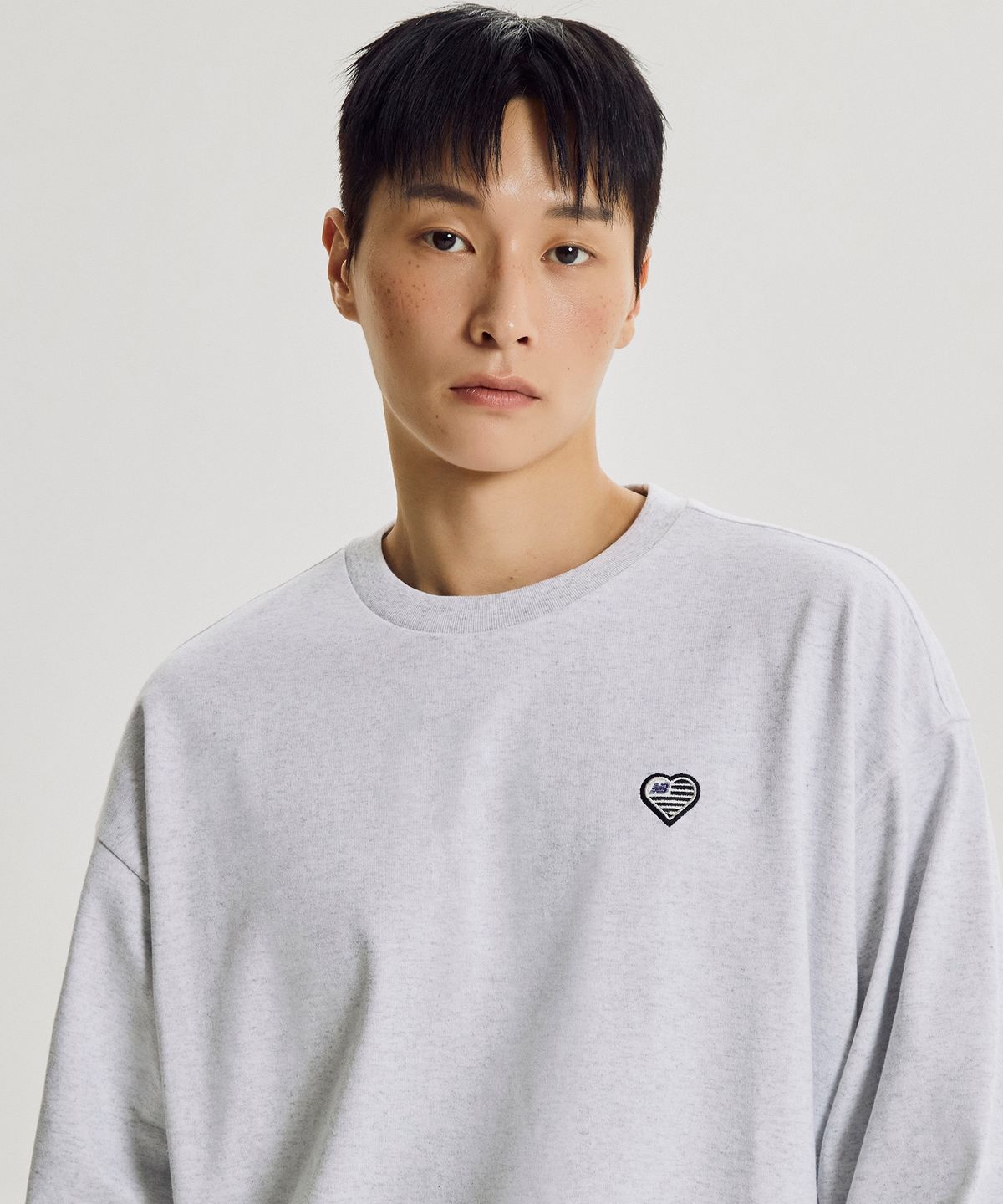 뉴발란스(NEW BALANCE) NBNCG4A013 / MINIMAL HEART COLLECTION 헤리티지 경량 맨투맨 (A/GRAY)