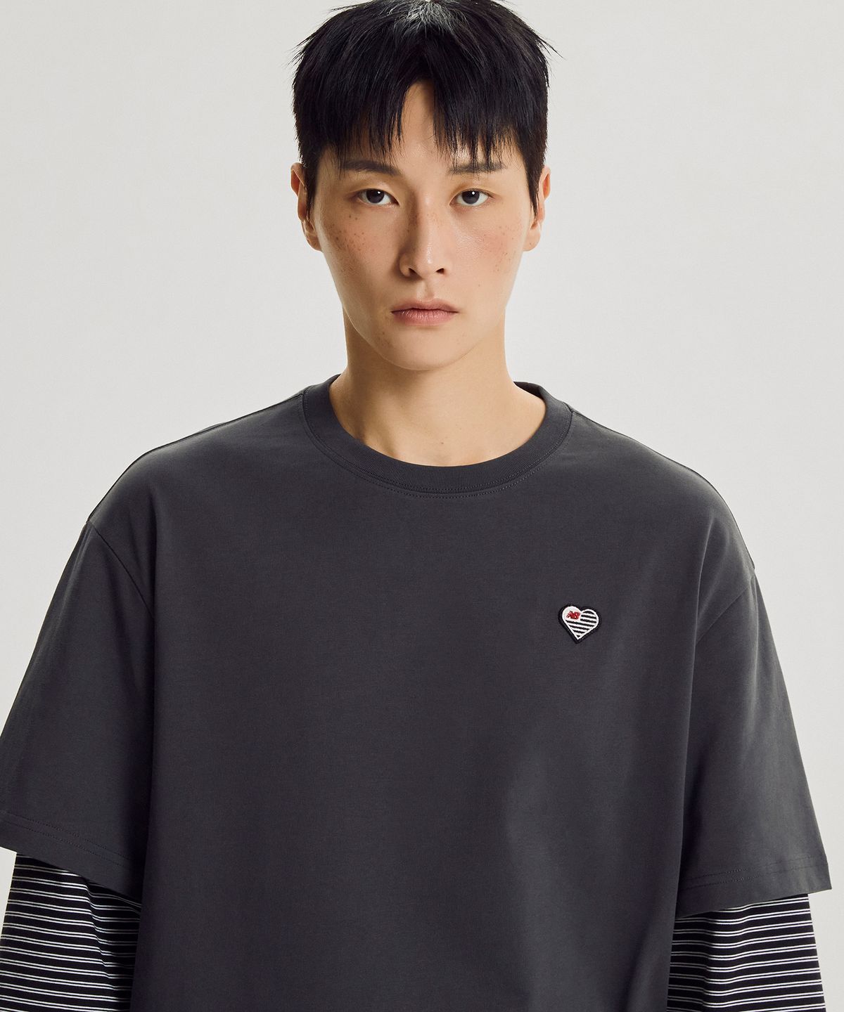 뉴발란스(NEW BALANCE) NBNDG4A013 / MINIMAL HEART COLLECTION 레이어드 긴팔티 (CHARCOAL)