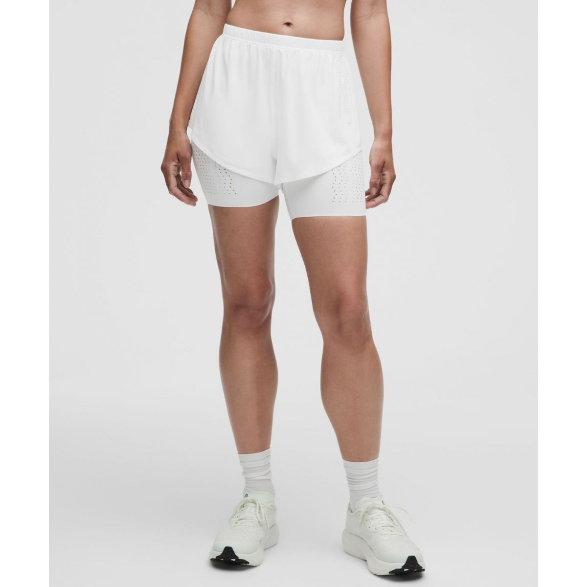 룰루레몬(LULULEMON) 슬릭 퍼포레이티드 투인원 하이라이즈 쇼츠  WHT