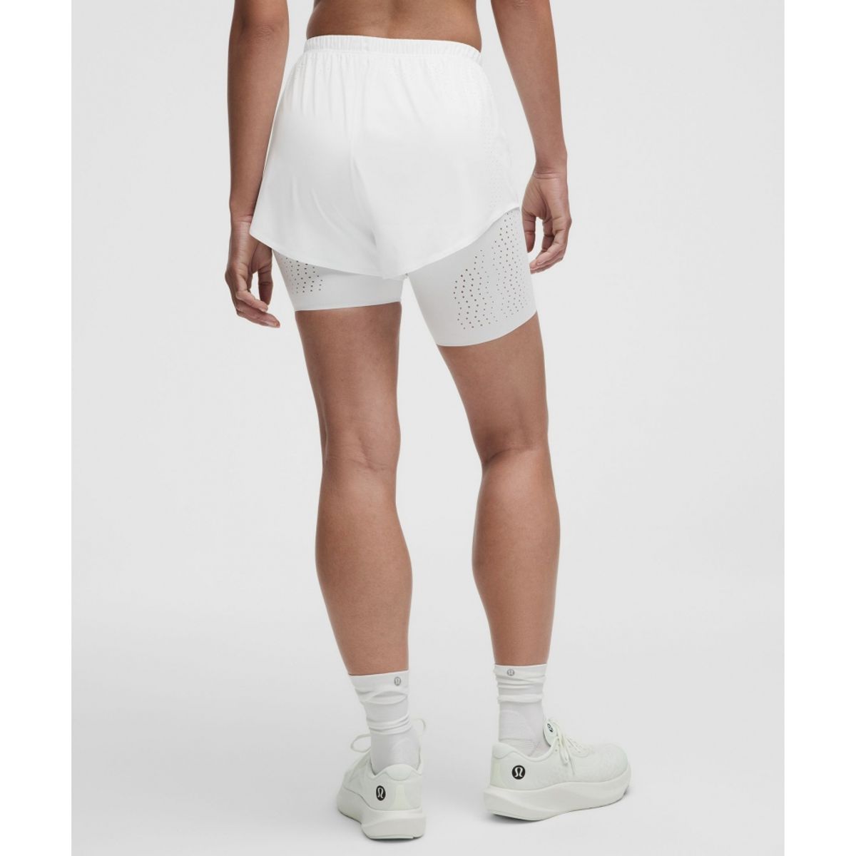 룰루레몬(LULULEMON) 슬릭 퍼포레이티드 투인원 하이라이즈 쇼츠  WHT