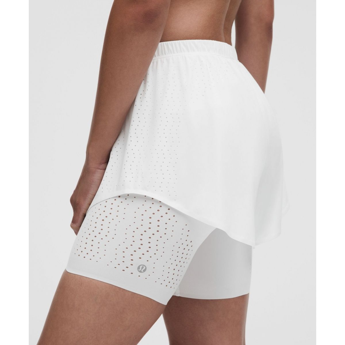 룰루레몬(LULULEMON) 슬릭 퍼포레이티드 투인원 하이라이즈 쇼츠  WHT