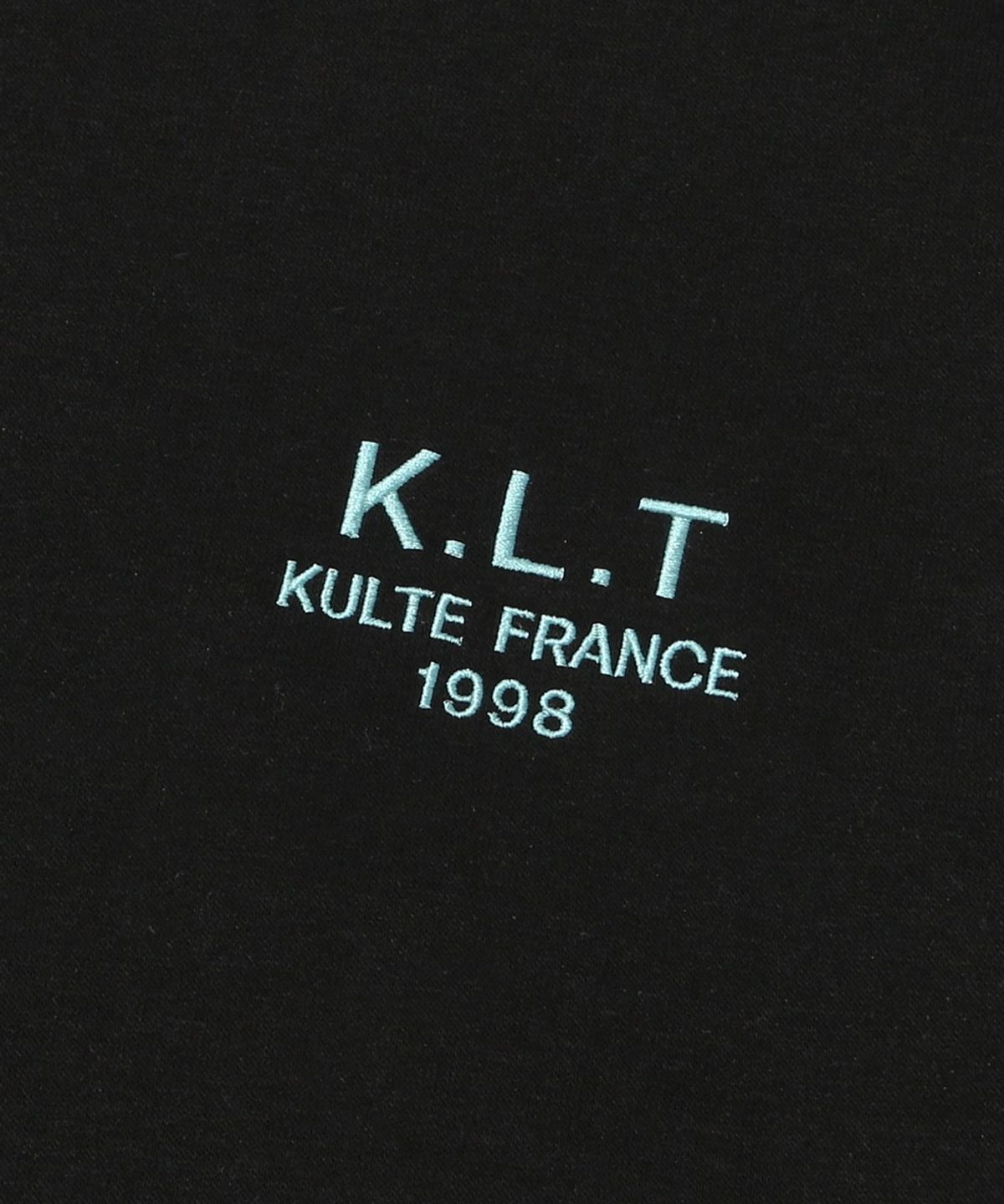 쿨트(KULTE) KULTE INITIAL EMB CREWNECK_BLACK