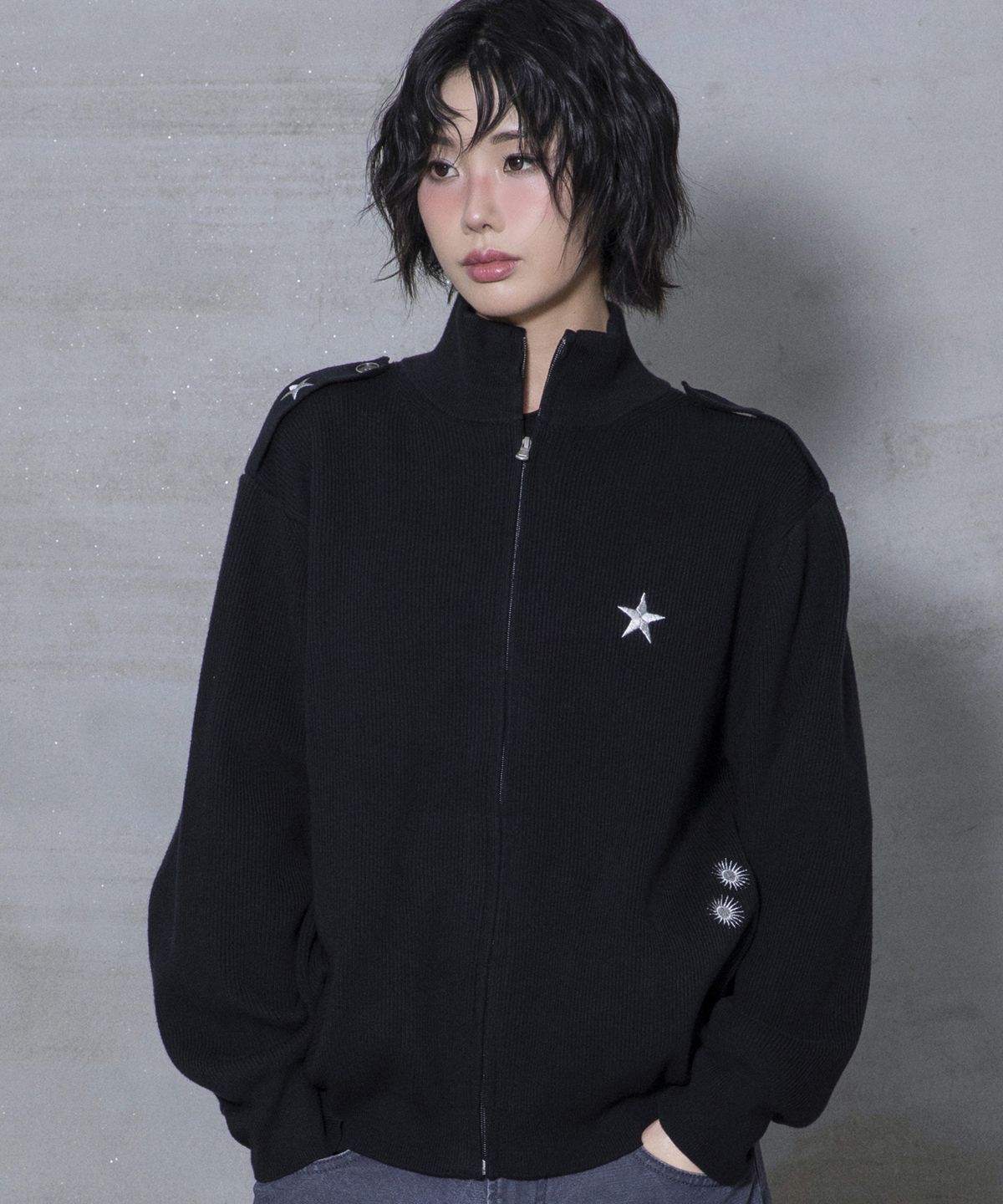 엑스톤즈(XTONZ) XTK183 숄더 탭 하이넥 크롭 니트 집업 (BLACK)