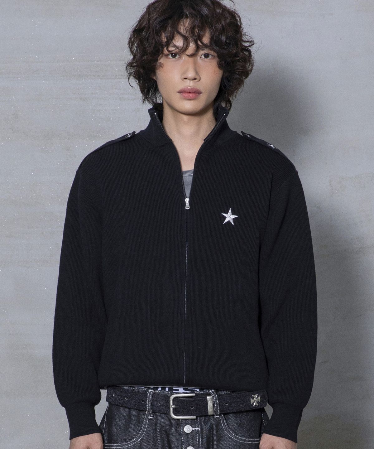엑스톤즈(XTONZ) XTK183 숄더 탭 하이넥 크롭 니트 집업 (BLACK)