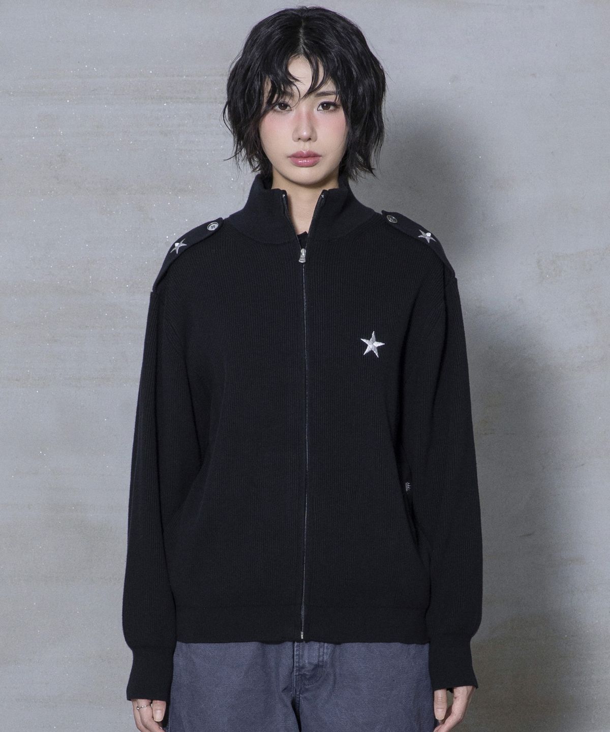 엑스톤즈(XTONZ) XTK183 숄더 탭 하이넥 크롭 니트 집업 (BLACK)
