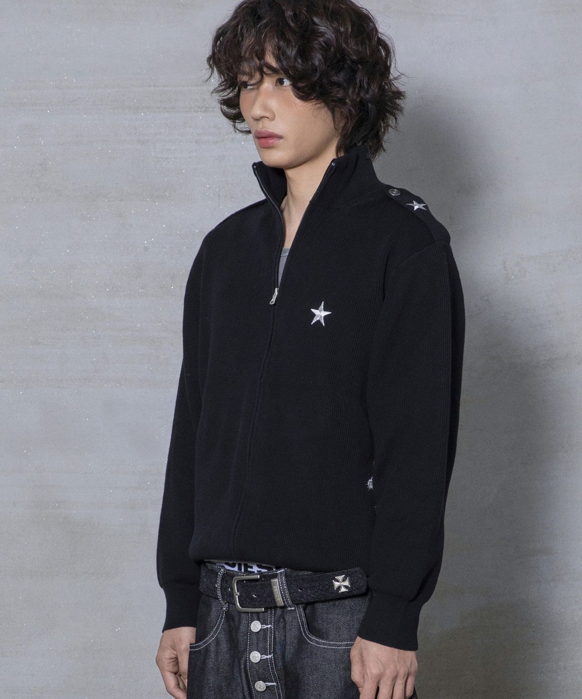 엑스톤즈(XTONZ) XTK183 숄더 탭 하이넥 크롭 니트 집업 (BLACK)