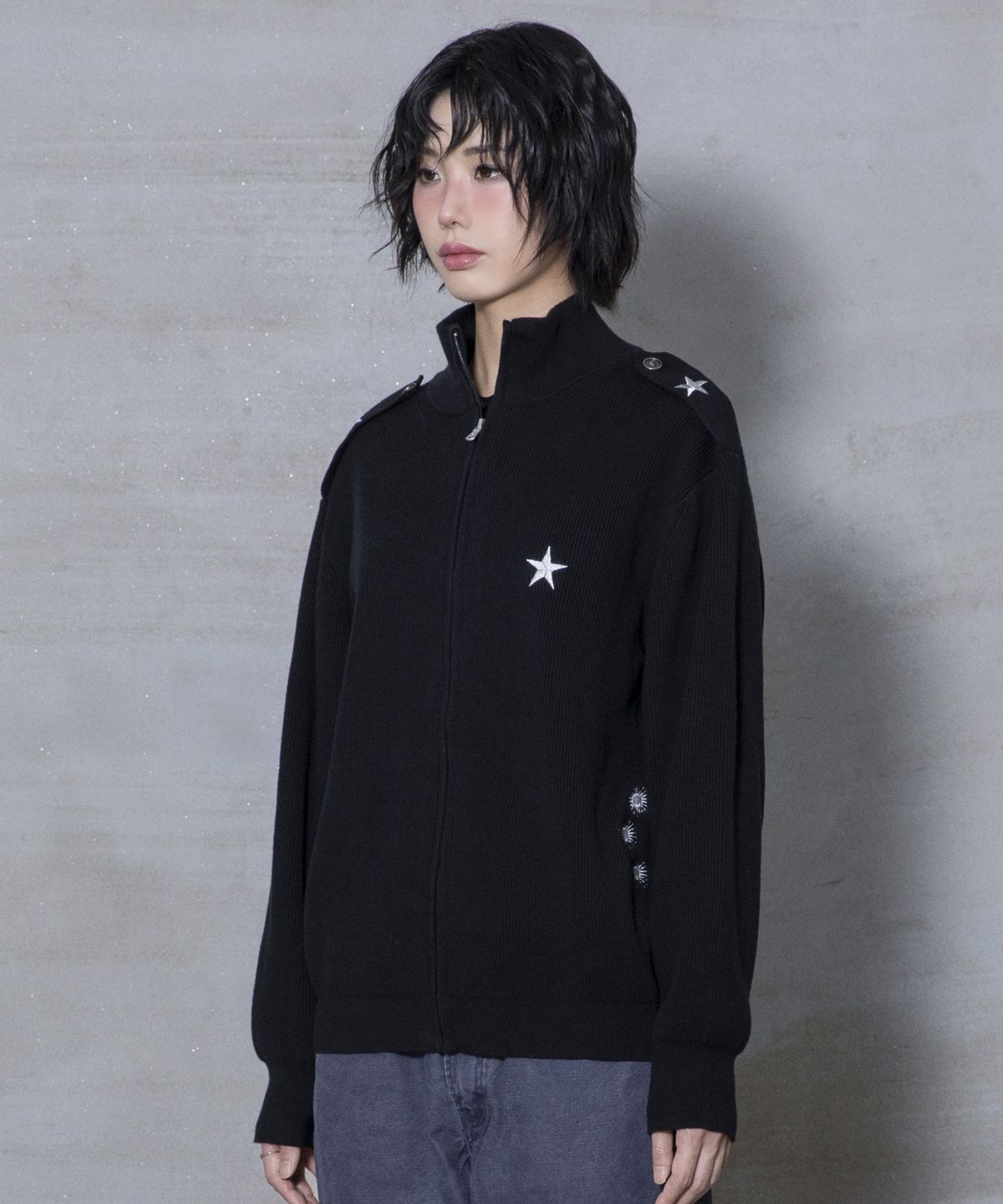 엑스톤즈(XTONZ) XTK183 숄더 탭 하이넥 크롭 니트 집업 (BLACK)