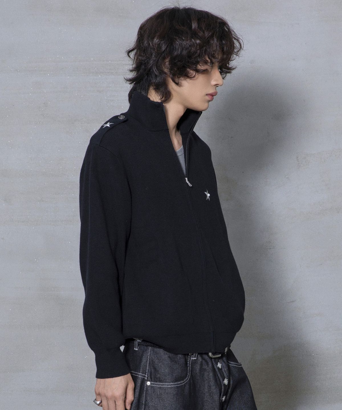 엑스톤즈(XTONZ) XTK183 숄더 탭 하이넥 크롭 니트 집업 (BLACK)
