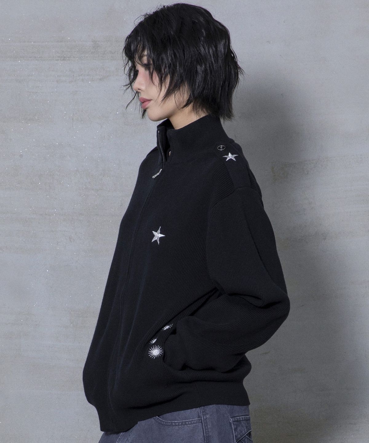 엑스톤즈(XTONZ) XTK183 숄더 탭 하이넥 크롭 니트 집업 (BLACK)