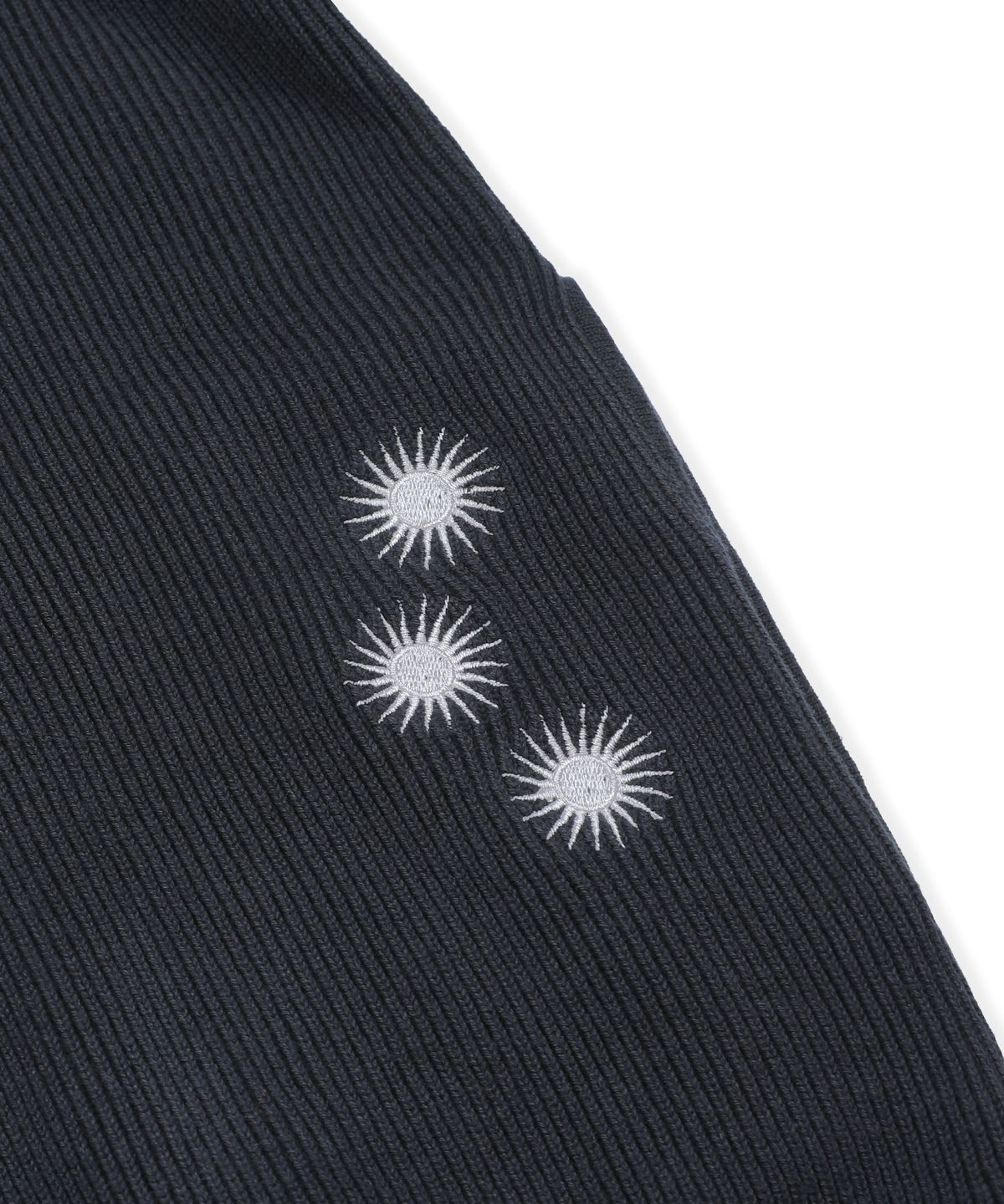 엑스톤즈(XTONZ) XTK183 숄더 탭 하이넥 크롭 니트 집업 (BLACK)