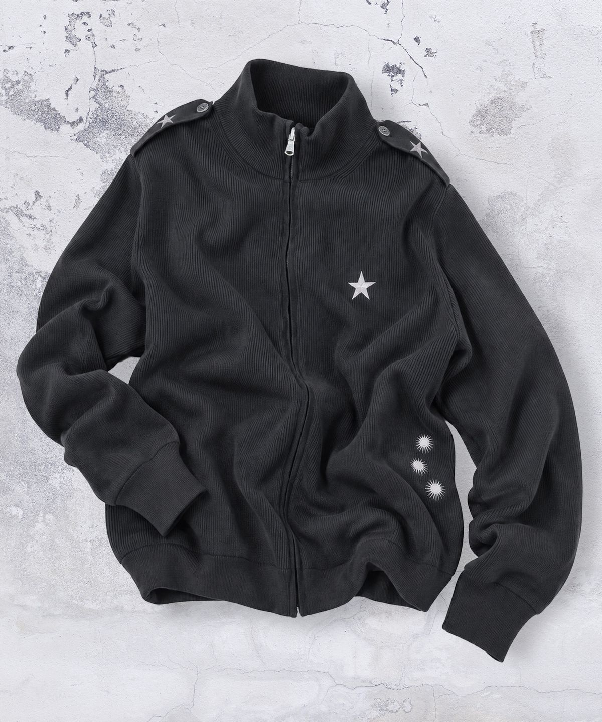 엑스톤즈(XTONZ) XTK183 숄더 탭 하이넥 크롭 니트 집업 (BLACK)