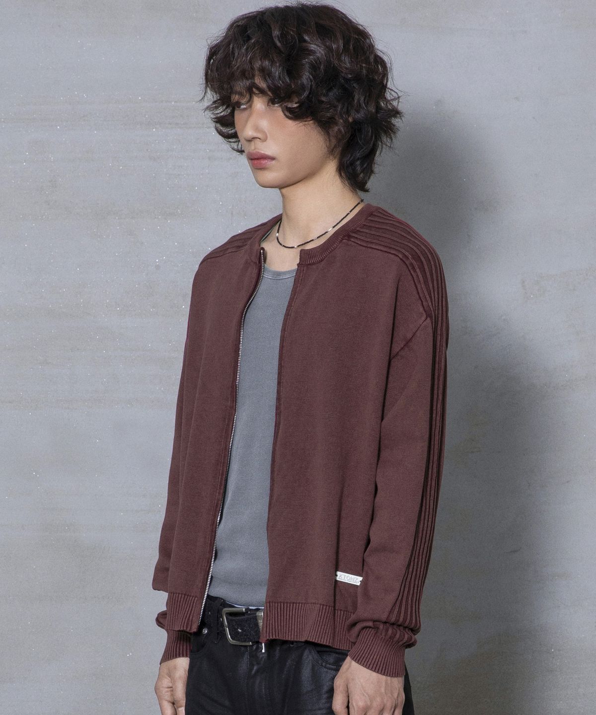 엑스톤즈(XTONZ) XTK184 슬림핏 빈티지 워싱 니트 집업 (BURGUNDY)
