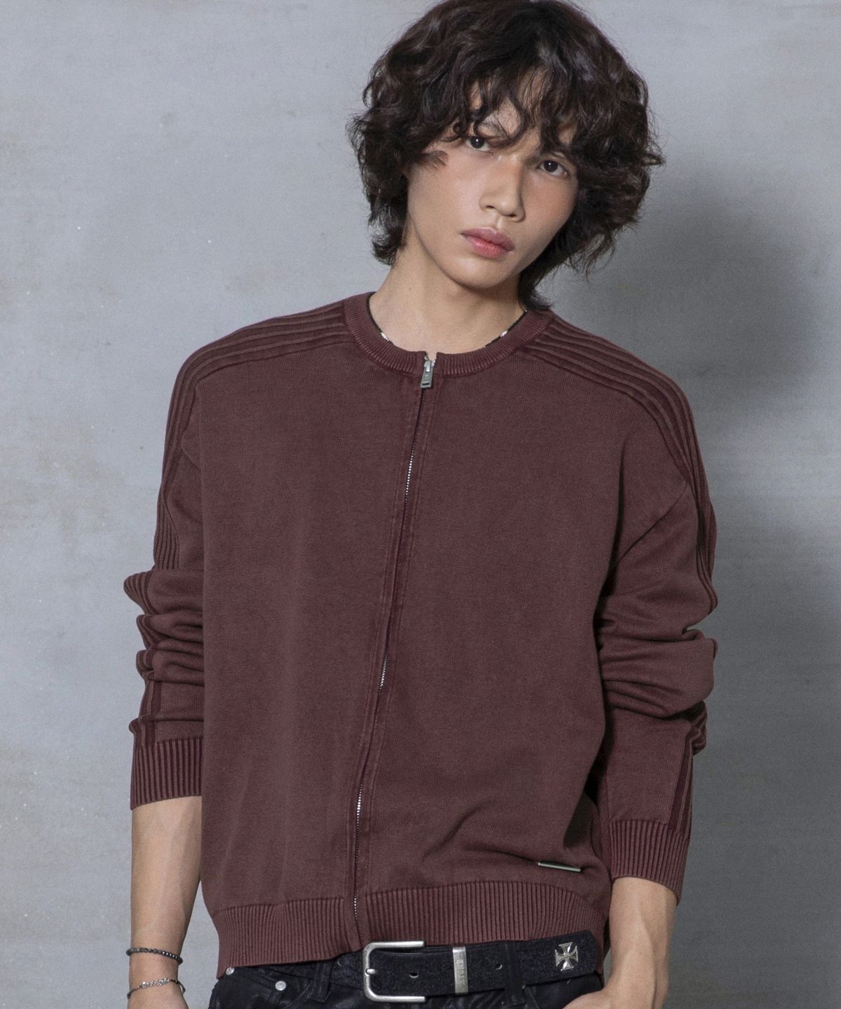 엑스톤즈(XTONZ) XTK184 슬림핏 빈티지 워싱 니트 집업 (BURGUNDY)