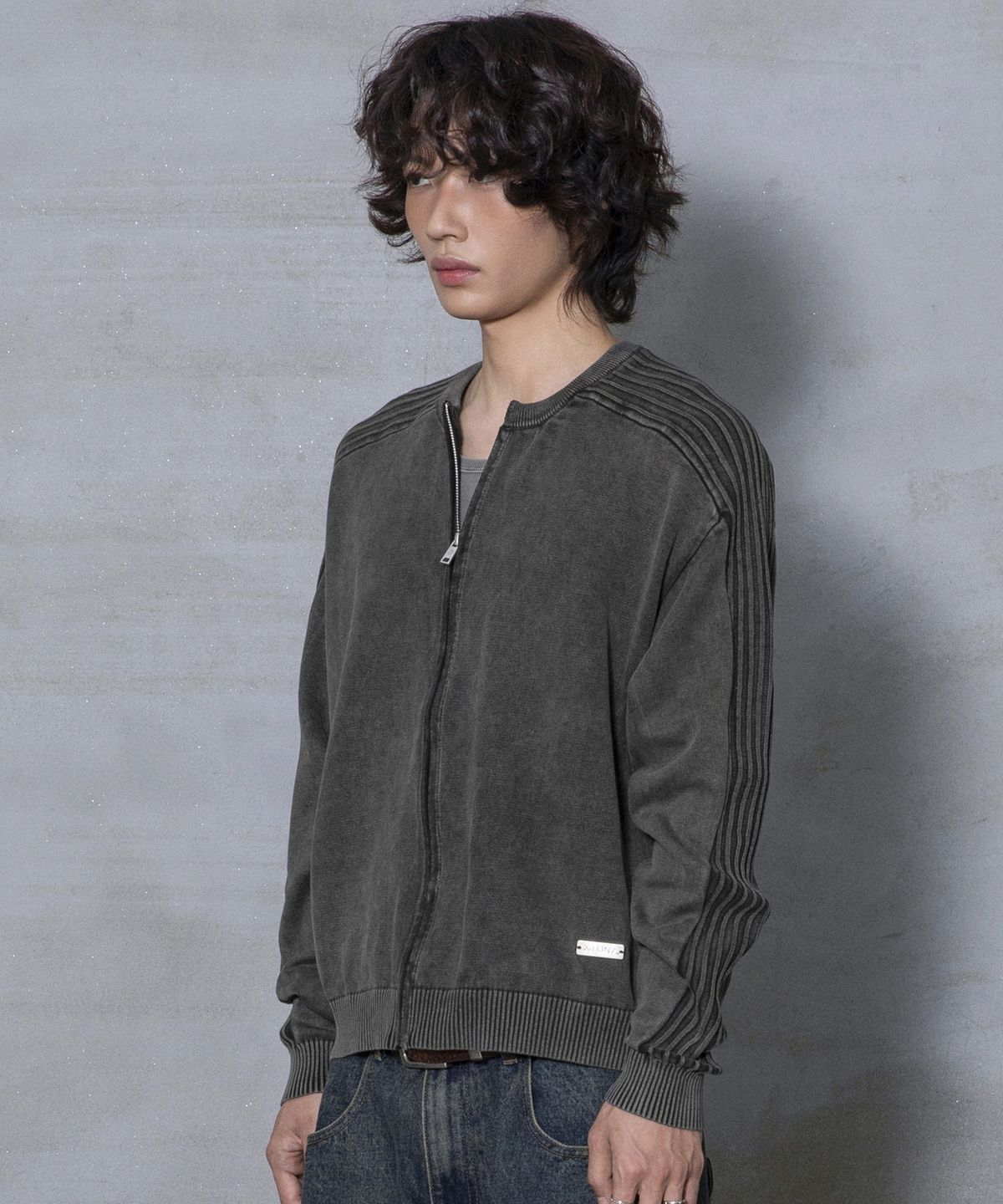 엑스톤즈(XTONZ) XTK184 슬림핏 빈티지 워싱 니트 집업 (BLACK)