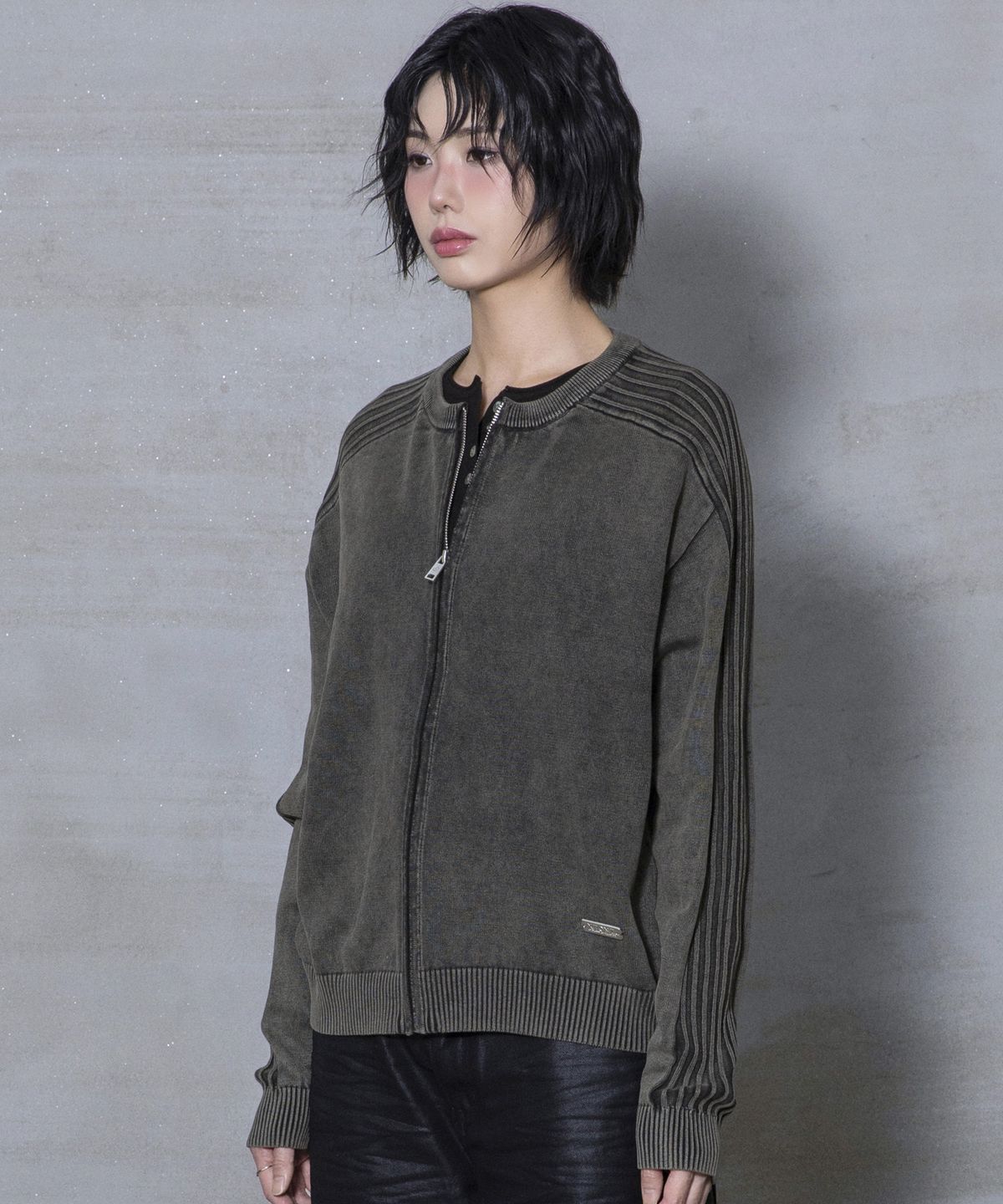 엑스톤즈(XTONZ) XTK184 슬림핏 빈티지 워싱 니트 집업 (BLACK)