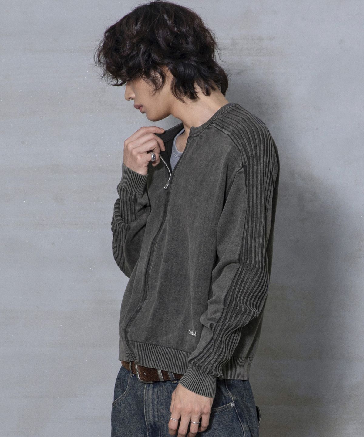 엑스톤즈(XTONZ) XTK184 슬림핏 빈티지 워싱 니트 집업 (BLACK)