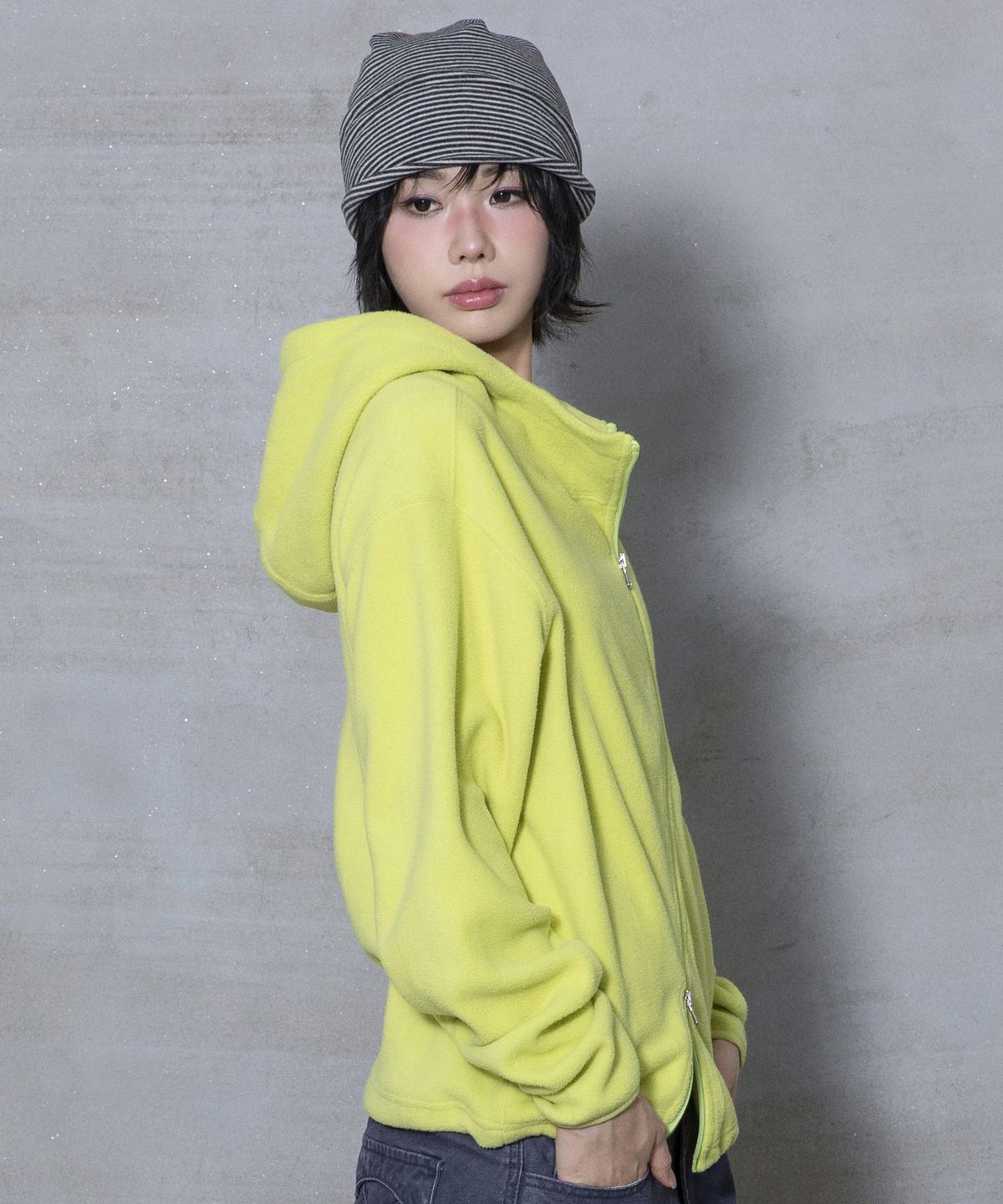 엑스톤즈(XTONZ) XJ148 커브드 지퍼 라이트 플리스 후드 집업 (LIME)