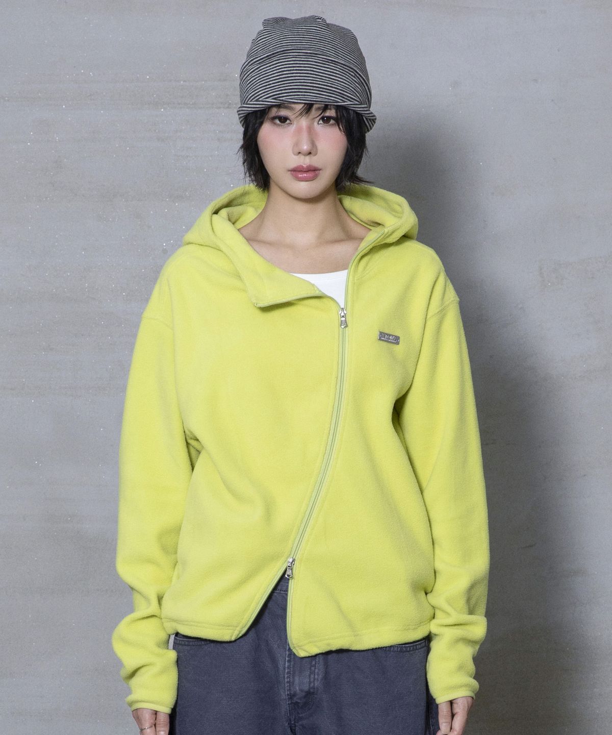 엑스톤즈(XTONZ) XJ148 커브드 지퍼 라이트 플리스 후드 집업 (LIME)