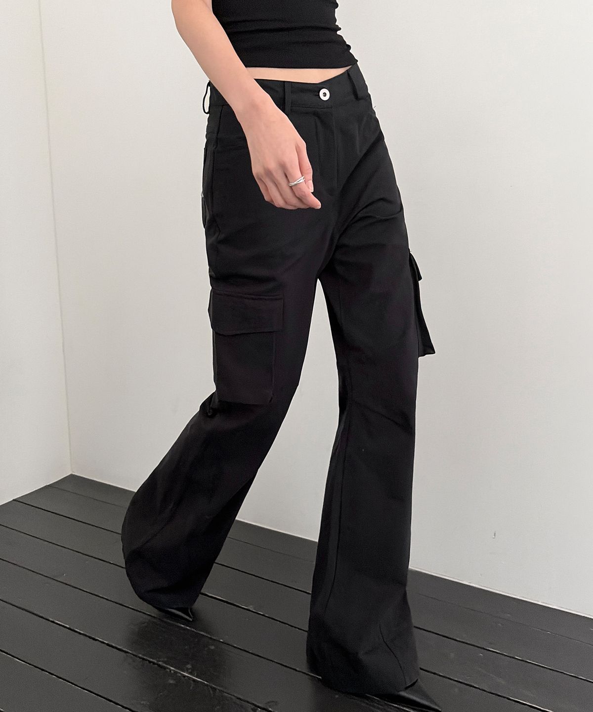 이프소마그넷(IFSO MAGNET) Bootcut stud cargo pants - Black