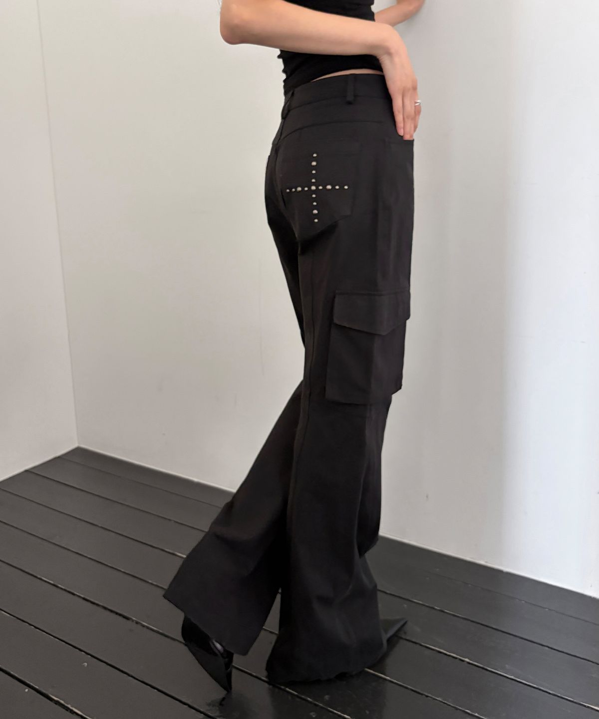 이프소마그넷(IFSO MAGNET) Bootcut stud cargo pants - Black