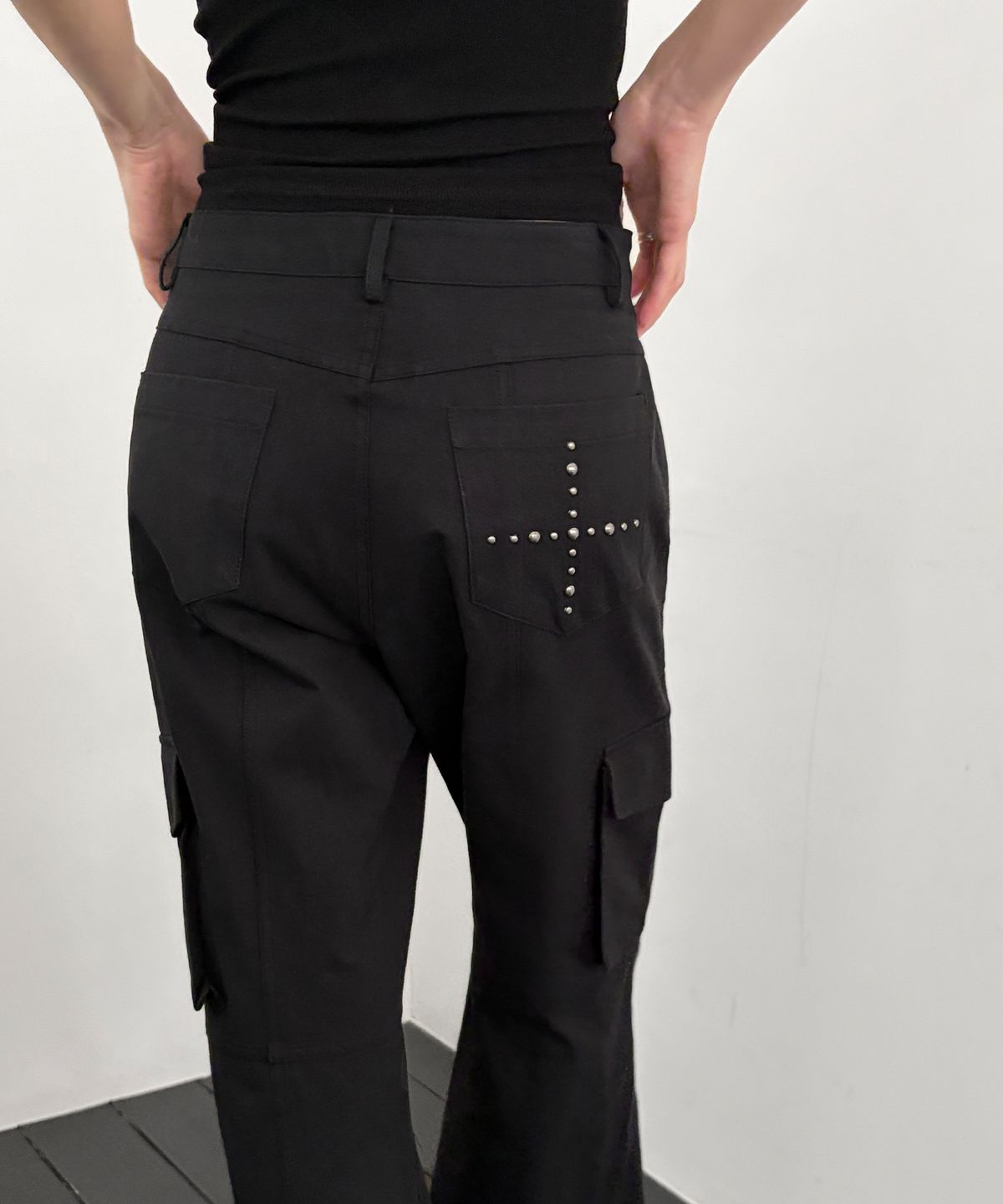 이프소마그넷(IFSO MAGNET) Bootcut stud cargo pants - Black