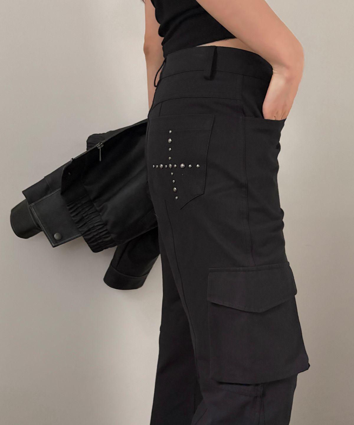 이프소마그넷(IFSO MAGNET) Bootcut stud cargo pants - Black