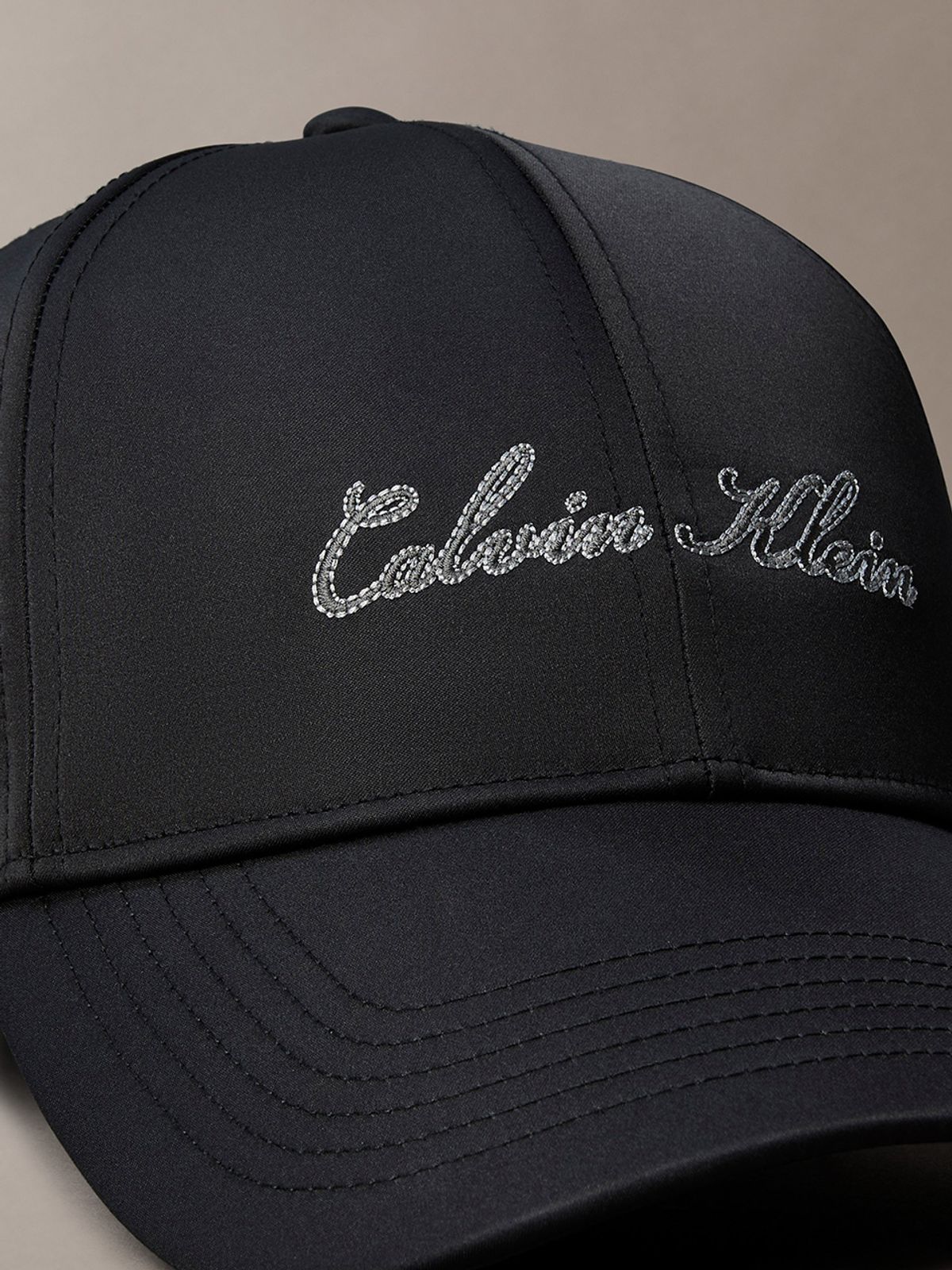 캘빈클라인 진(CALVIN KLEIN JEANS) 그래픽 스크립트 자수 볼캡 4F5114G UB1