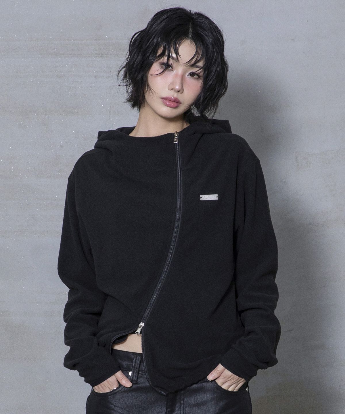 엑스톤즈(XTONZ) XJ148 커브드 지퍼 라이트 플리스 후드 집업 (BLACK)