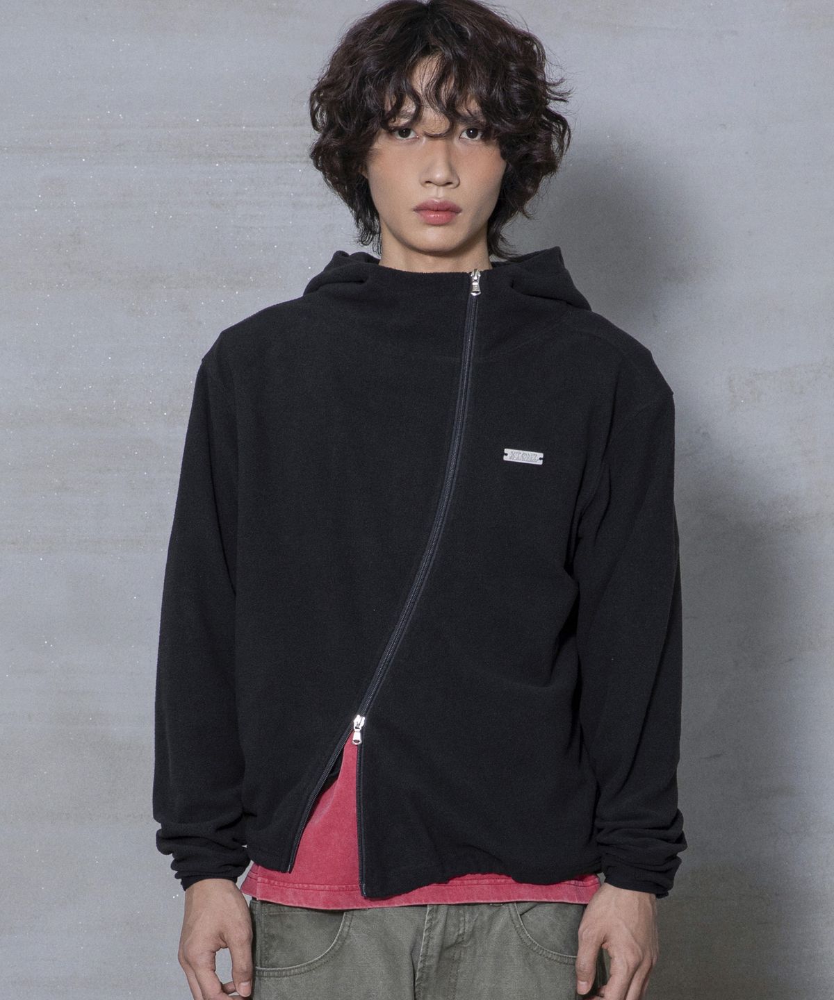엑스톤즈(XTONZ) XJ148 커브드 지퍼 라이트 플리스 후드 집업 (BLACK)