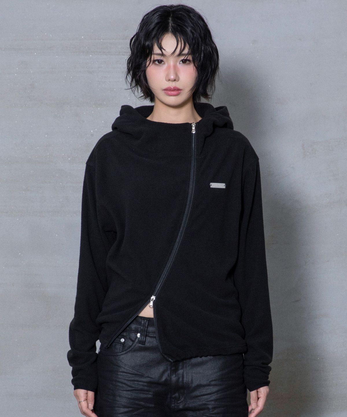 엑스톤즈(XTONZ) XJ148 커브드 지퍼 라이트 플리스 후드 집업 (BLACK)