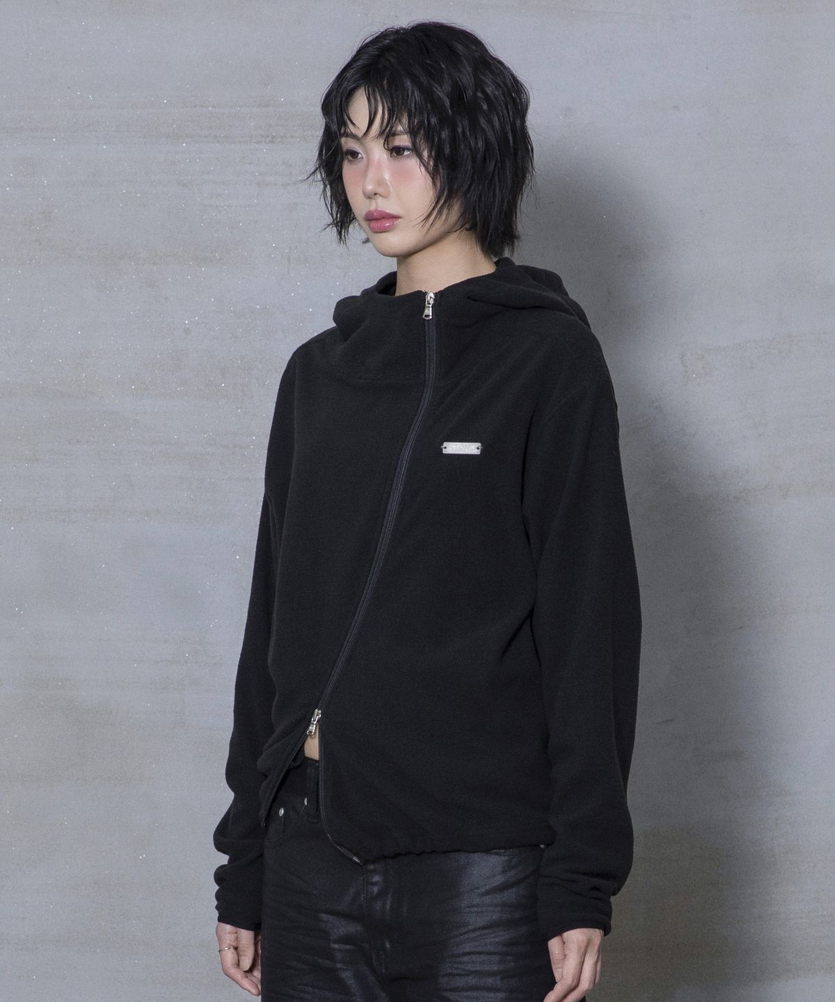 엑스톤즈(XTONZ) XJ148 커브드 지퍼 라이트 플리스 후드 집업 (BLACK)