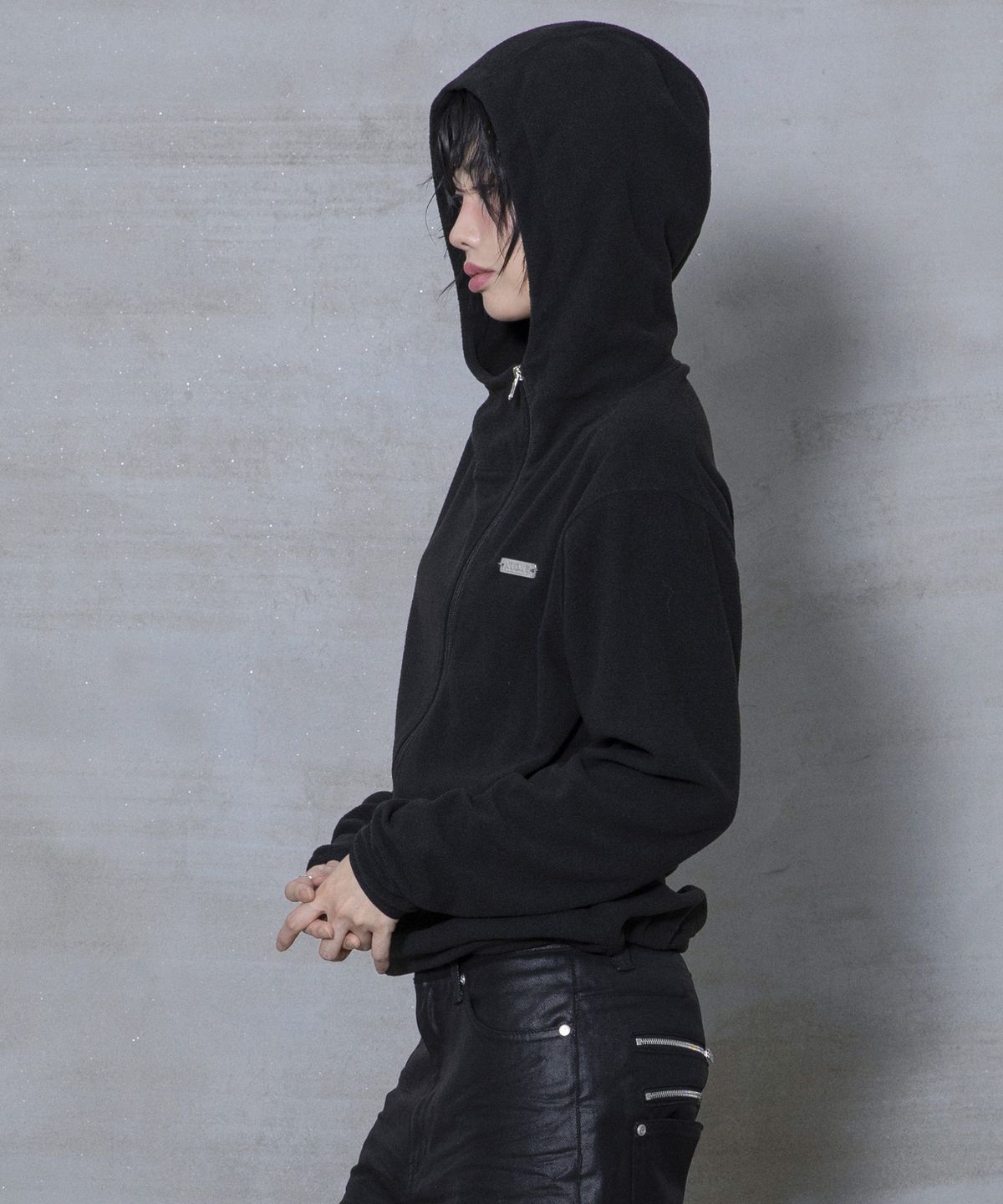 엑스톤즈(XTONZ) XJ148 커브드 지퍼 라이트 플리스 후드 집업 (BLACK)