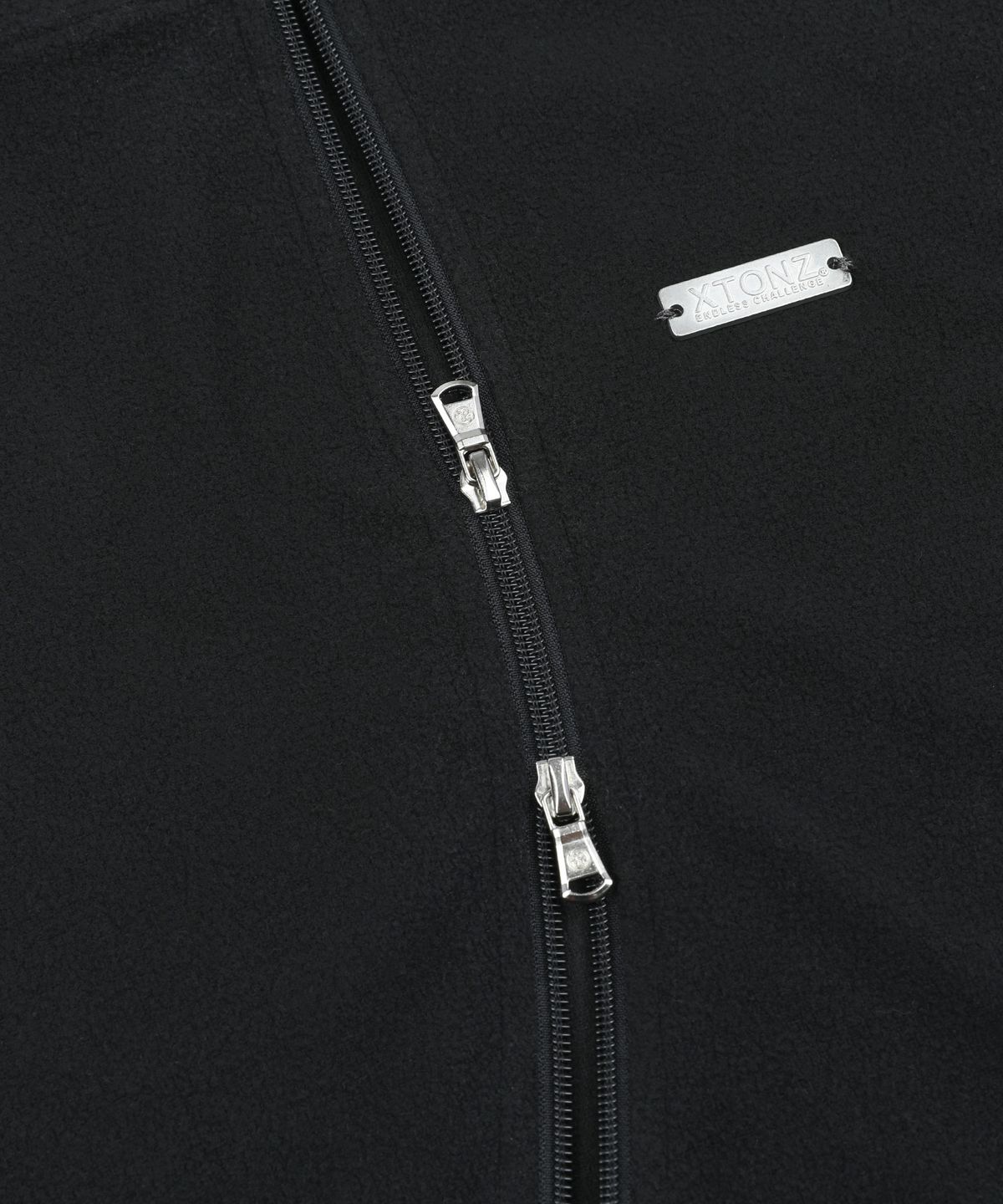 엑스톤즈(XTONZ) XJ148 커브드 지퍼 라이트 플리스 후드 집업 (BLACK)